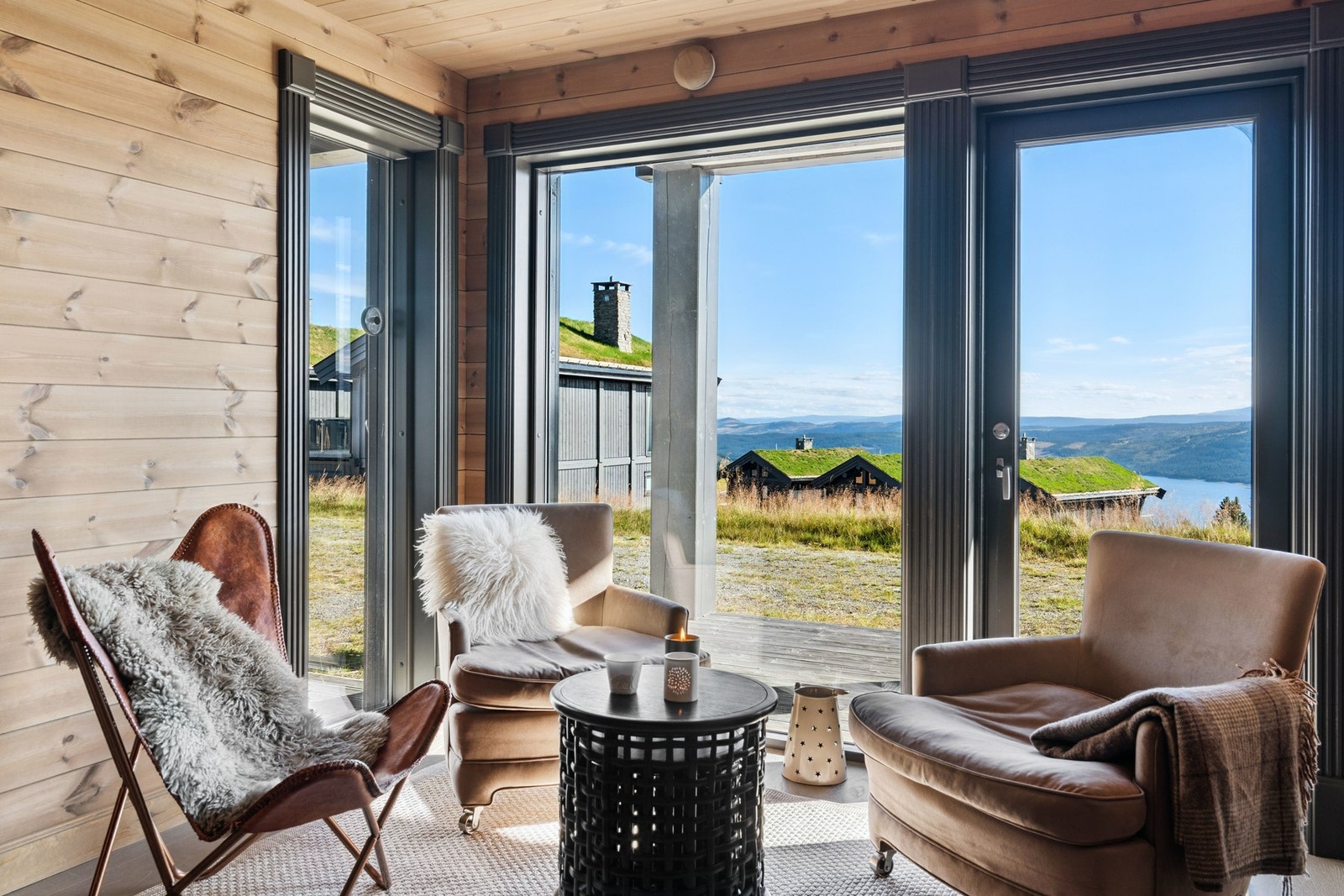 Eiendomsmegler Marit Nystuen presenter denne fritidsleiligheten. Foto: EFKT v/ Tor Solberg Galleribilde