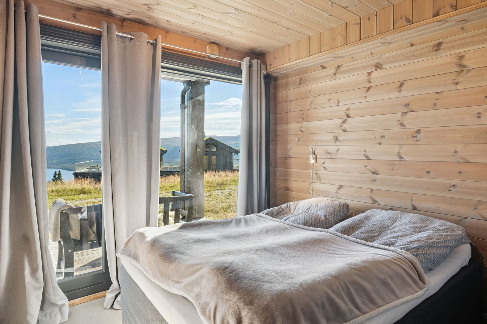 Soverommet har plass til dobbeltseng og garderobeskap. Galleribilde