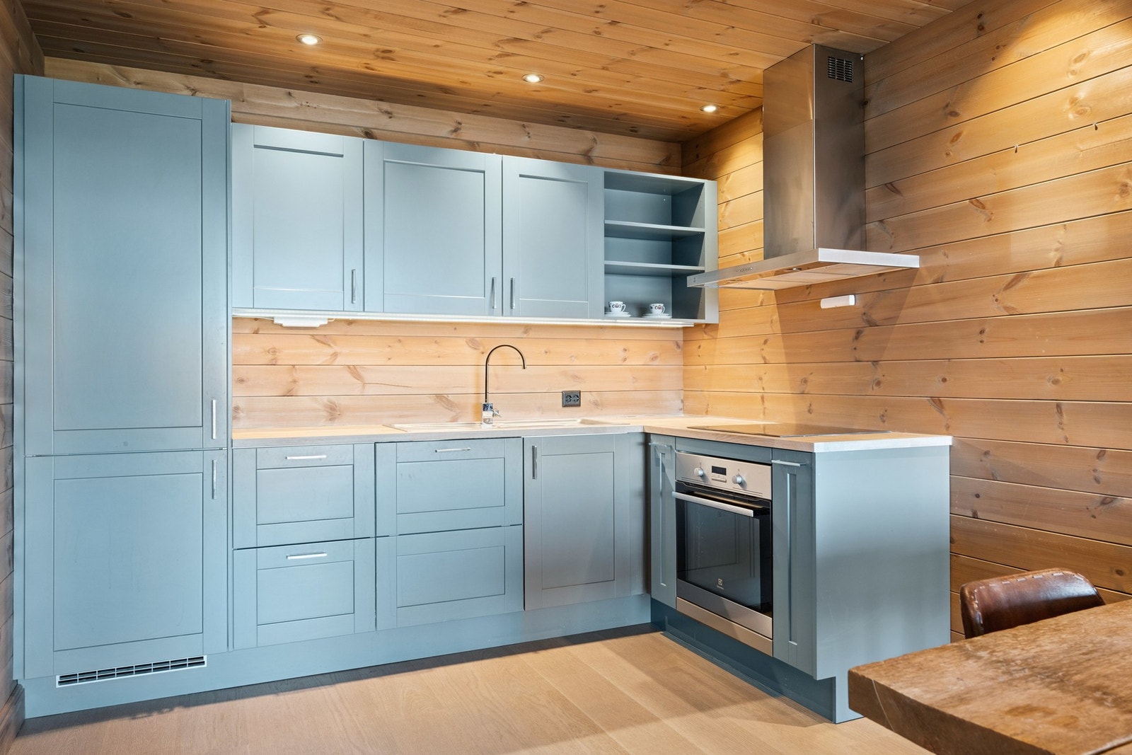 Kjøkkeninnredning i foliert utførelse med profilerte fronter og heltre benkeplate. Galleribilde