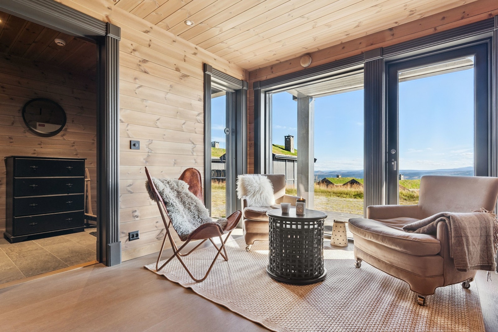 Fine, lyse farger i moderne gjennomførelse som gjør at dette er en leilighet det er lett å trives i. Galleribilde