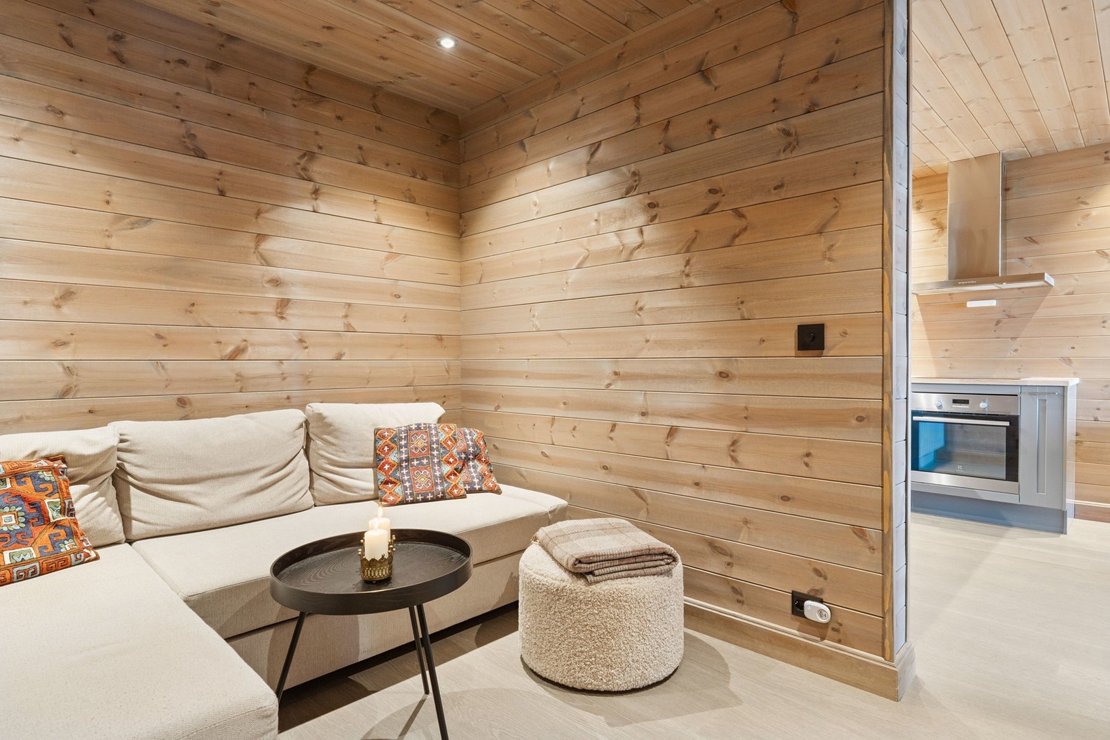 Praktisk alkove som egner seg godt som ekstra stue, sengeplasser eller hjemmekontor. Galleribilde