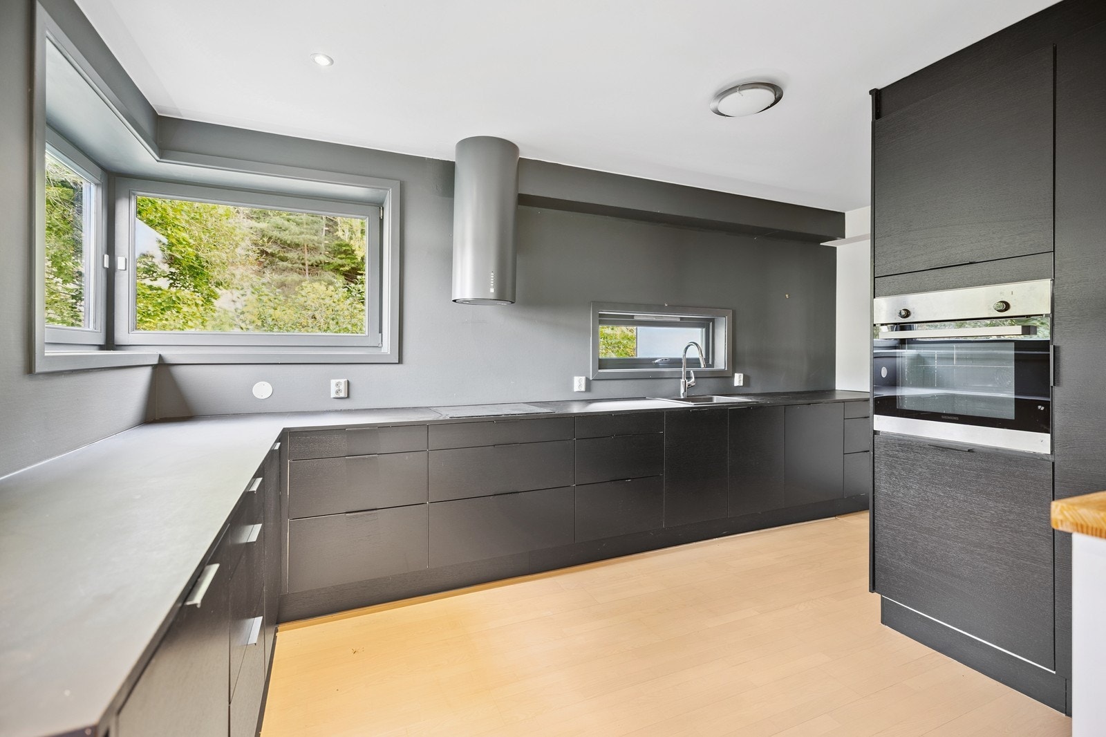 Stilrent og stort kjøkken Galleribilde