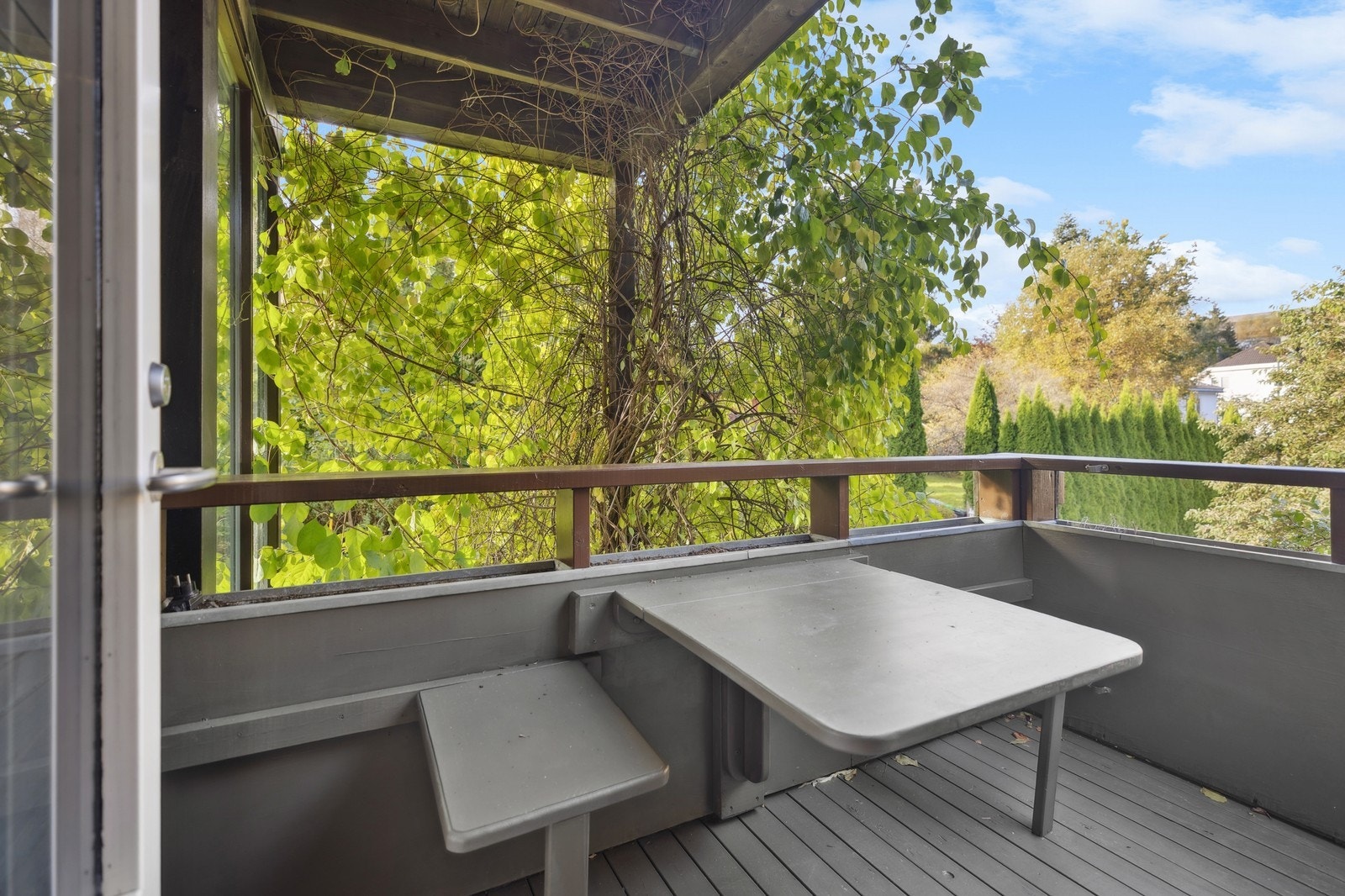 Koselig og usjenert balkong med utgang fra stuen Galleribilde