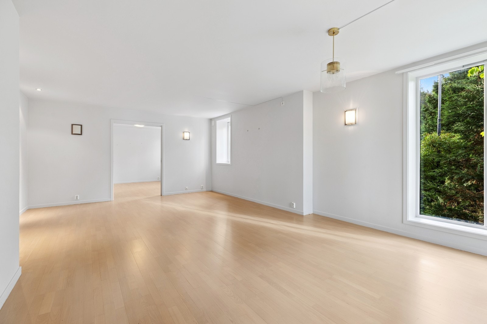 Det er en stor stor og en spisestue separat fra hverandre - Spisestuen kan også benyttes som soverom Galleribilde