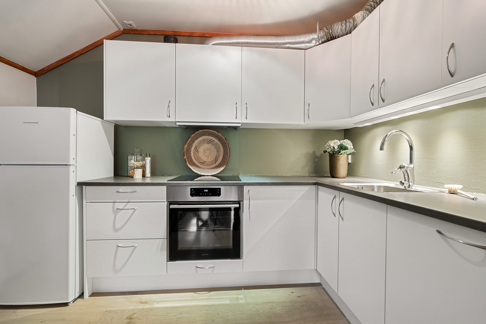 Lyst og funksjonelt kjøkken med moderne hvitevarer og god skapplass. Perfekt for både hverdagsmatlaging og gjestfrihet. Galleribilde