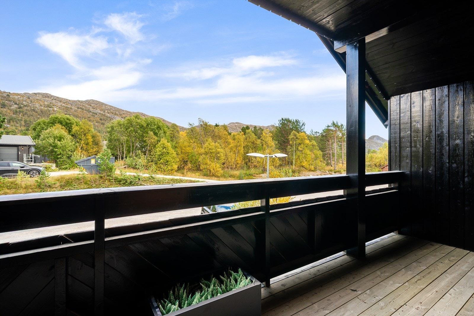 Fantastisk utsikt fra balkong mot frodig natur og fjell, perfekt for rolige stunder i naturskjønne omgivelser. Galleribilde