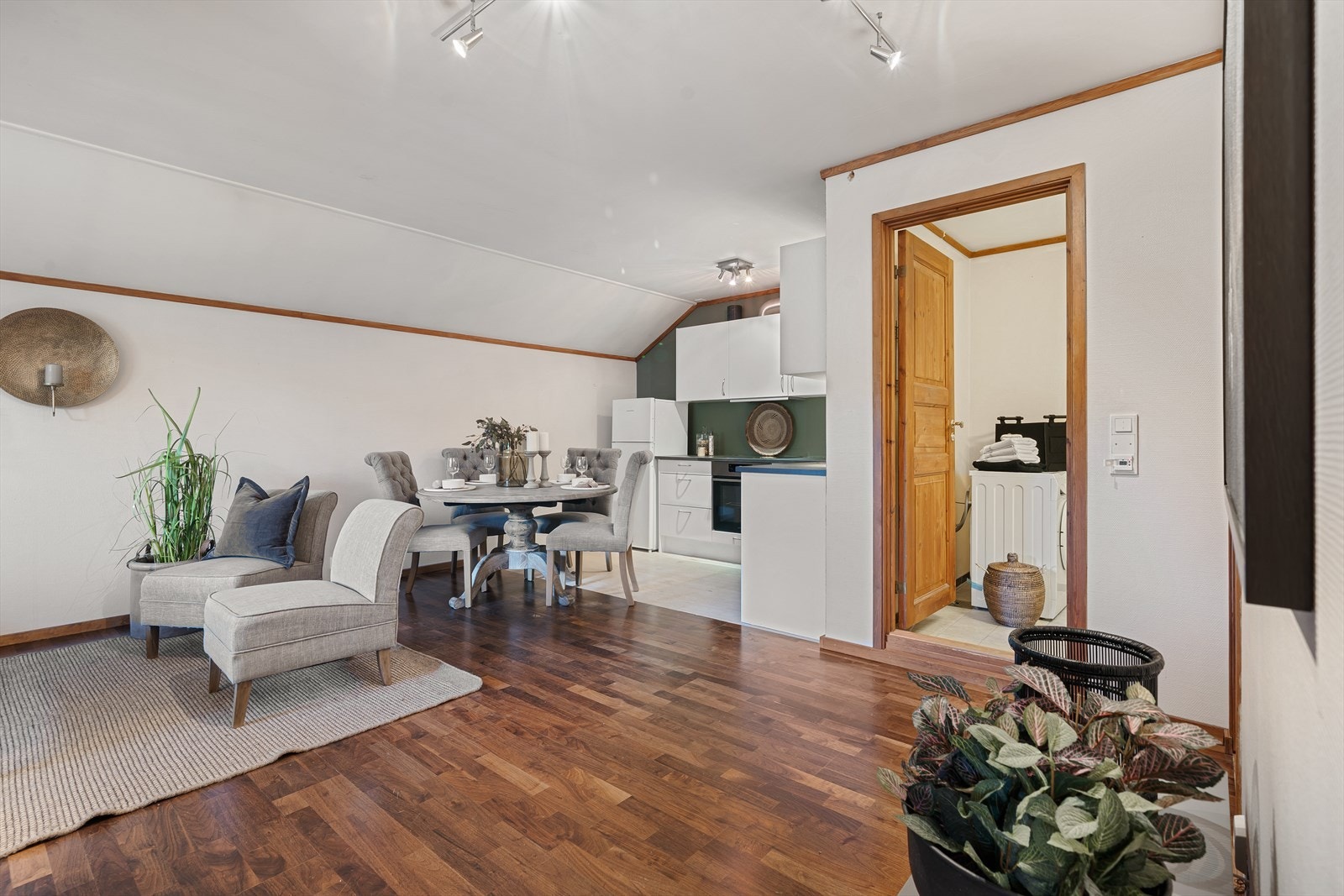 Moderne leilighet med åpen planløsning og stilige detaljer, perfekt for komfortabel bylivsstil. Lyse rom med god plassutnyttelse. Galleribilde