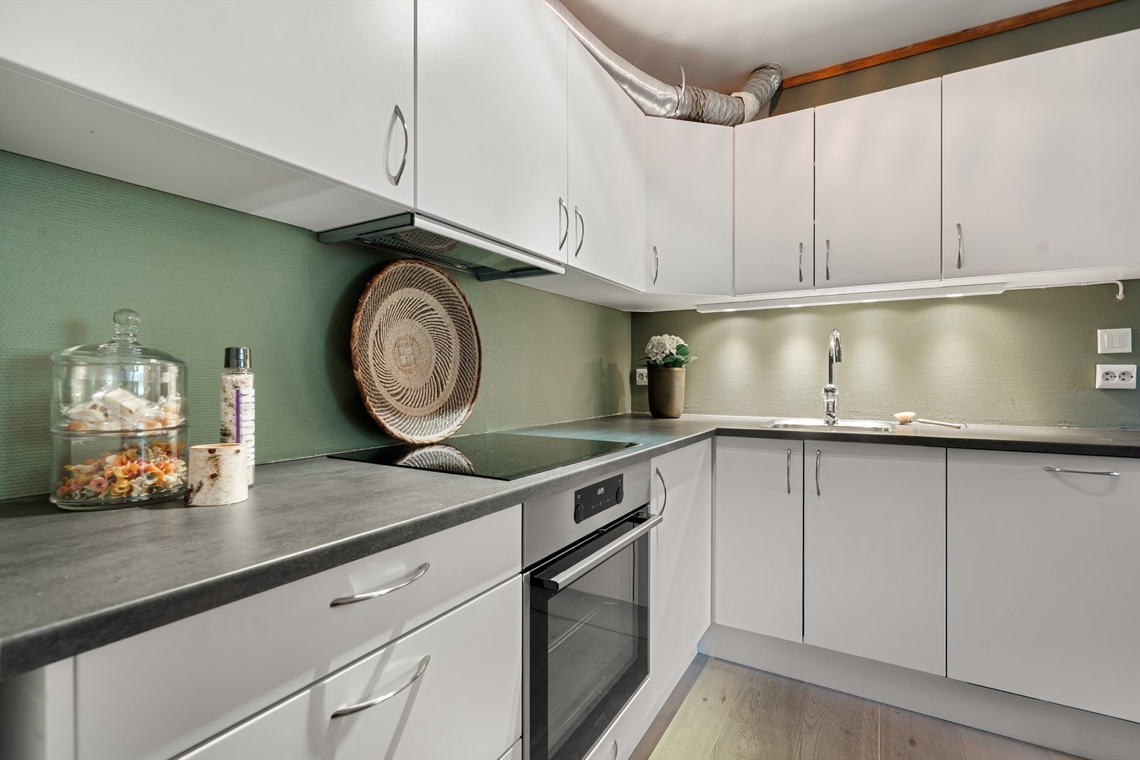 Moderne og funksjonelt kjøkken med integrerte hvitevarer og stilrent design. Perfekt for matlaging og sosialt samvær. Galleribilde