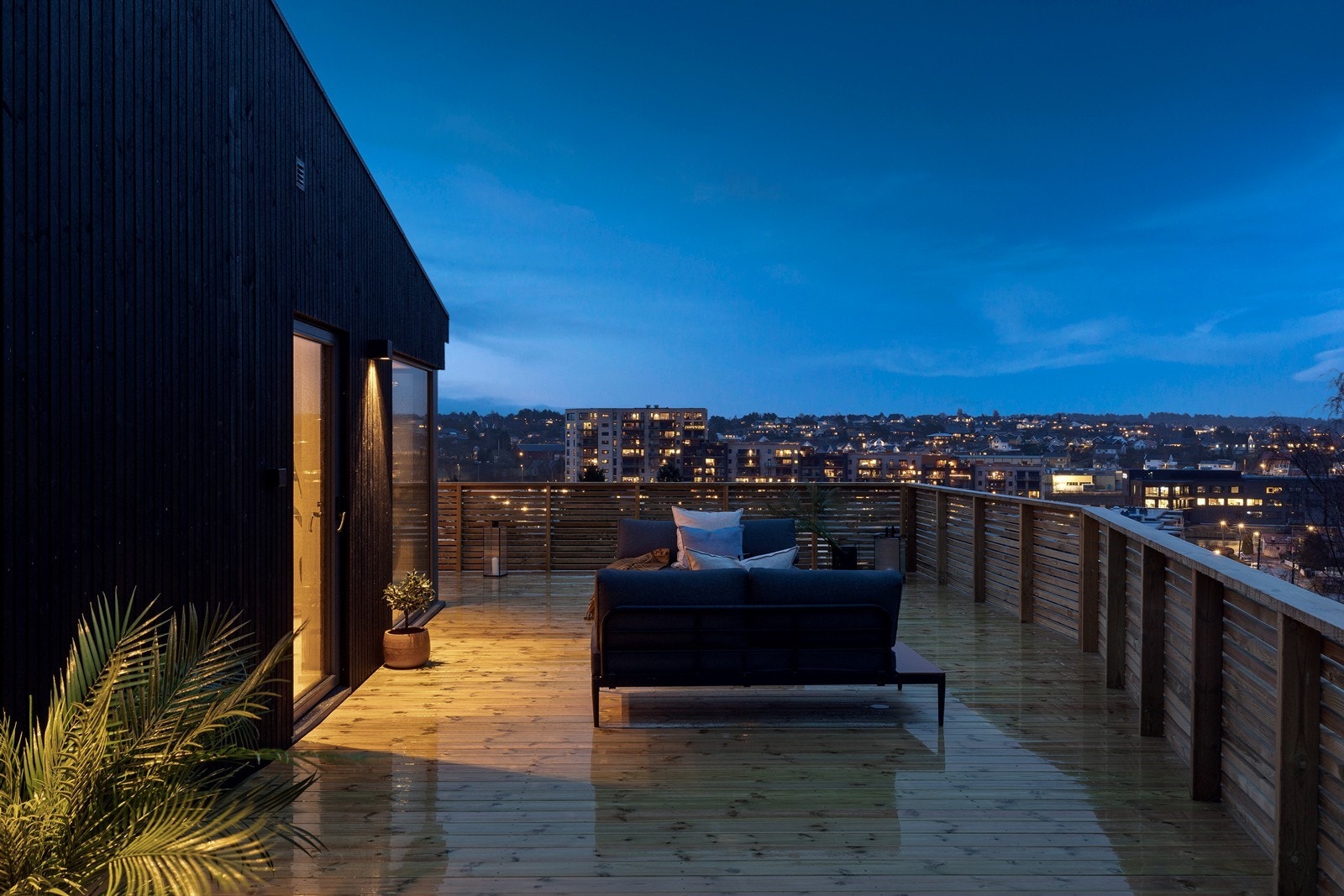 Stor veranda med flott utsikt og gode solforhold. Galleribilde