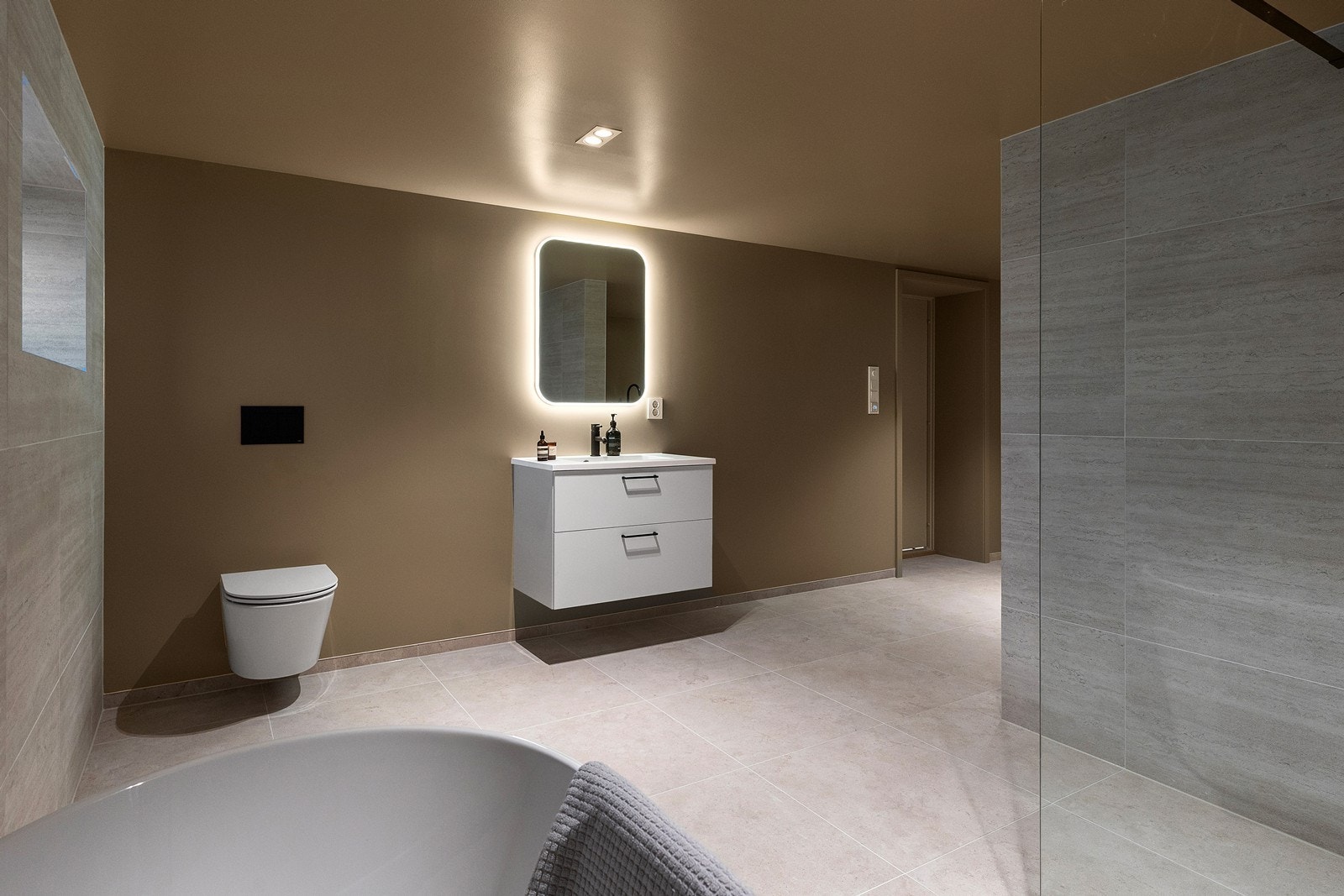 Romslig og fint rom med vaskeromsinnredning bak veggen til høyre Galleribilde