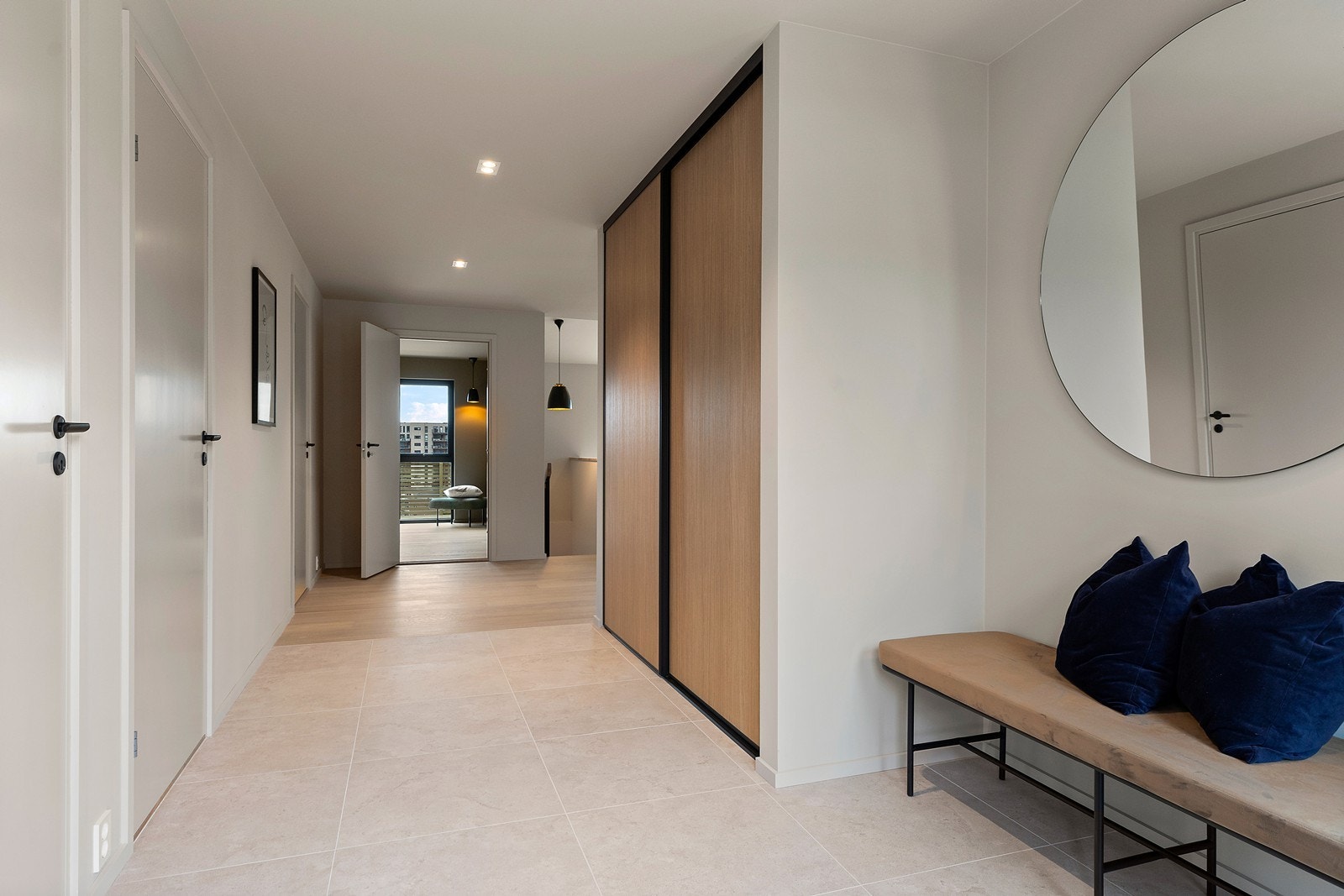 Romslig skyvedørsgarderobe i flislagt entré. 2 soverom og bad på venstre side, hovedsoverom rett frem Galleribilde