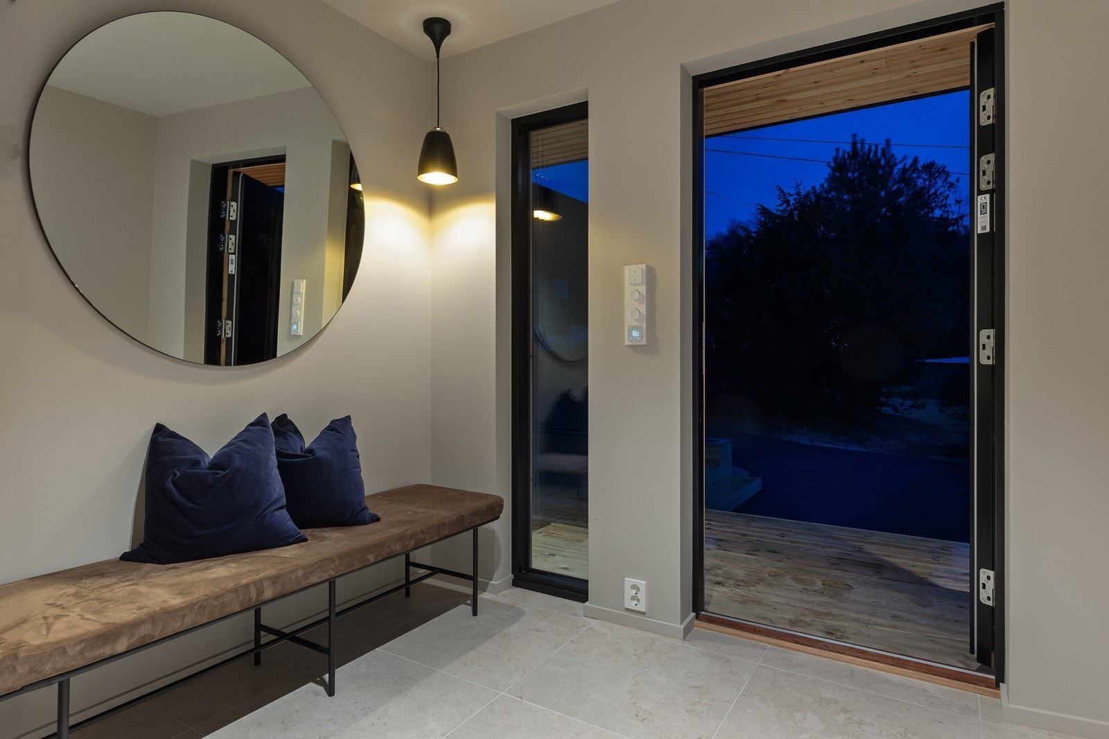 Velkommen inn! Fliser på gulvet, god plass og høy standard! Galleribilde