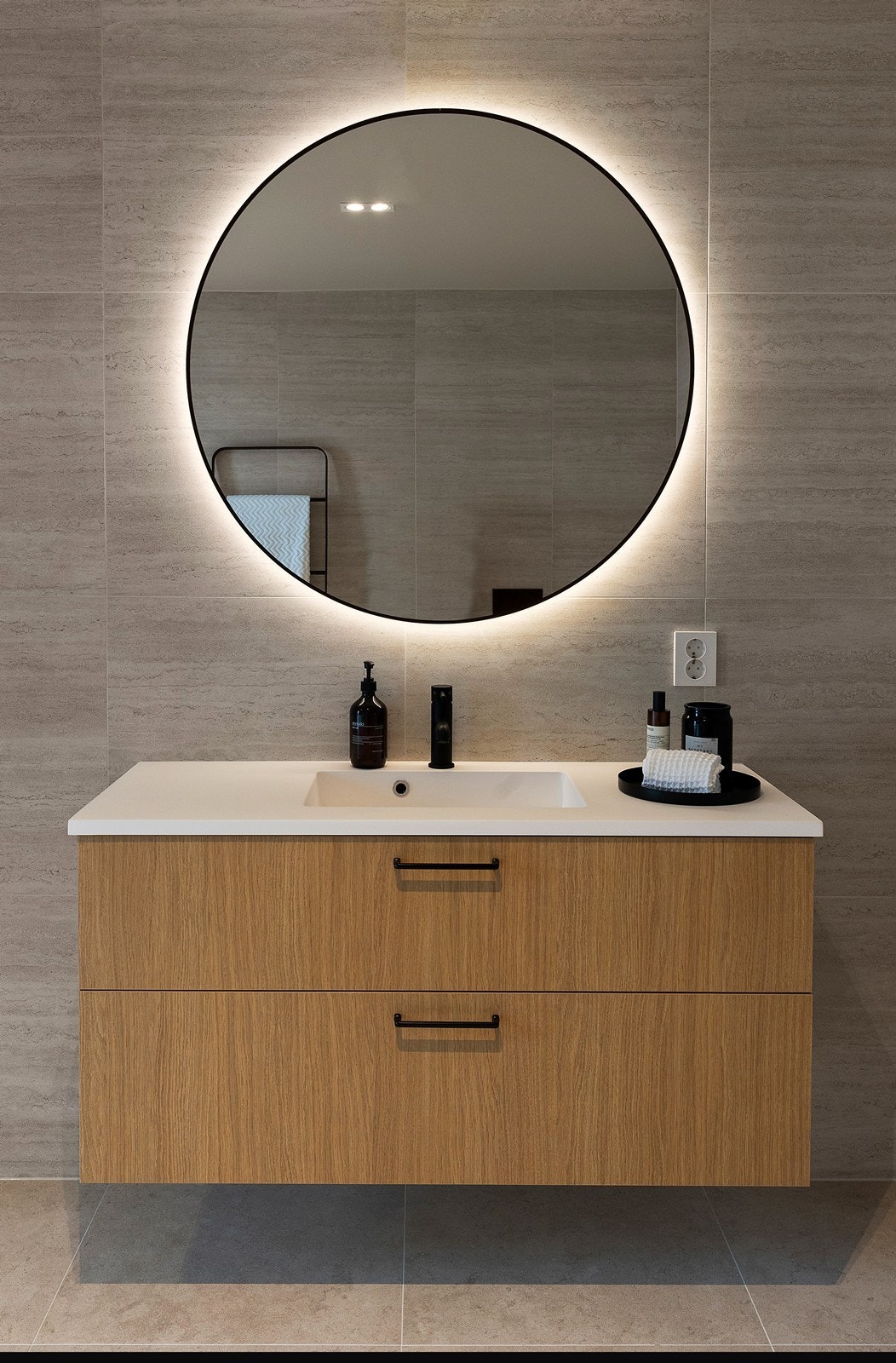 I tillegg til speil med belysning er det innfelte downlights i himlingen Galleribilde