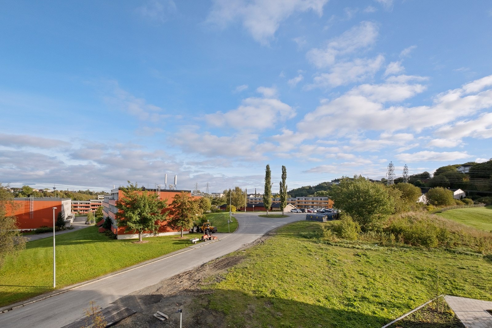 NB! Bildene er tatt fra en lik leilighet fra balkong i 4.etg og kun ment for å vise nærområdet. Galleribilde