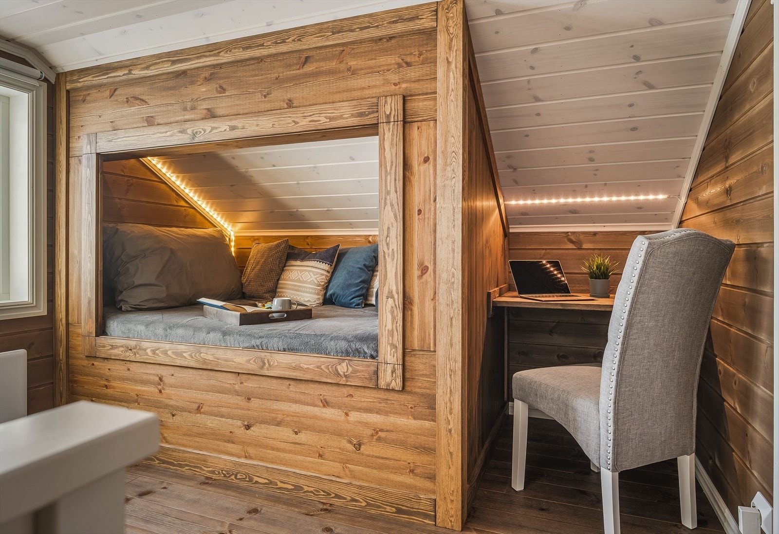 Rommet er praktisk innredet med en koselig plassbygget daybed med kontorplass ved siden av, samt en enkeltseng. Det gjøres oppmerksom på at rommene på hemsen ikke er godkjent som rom for varig opphold. Galleribilde