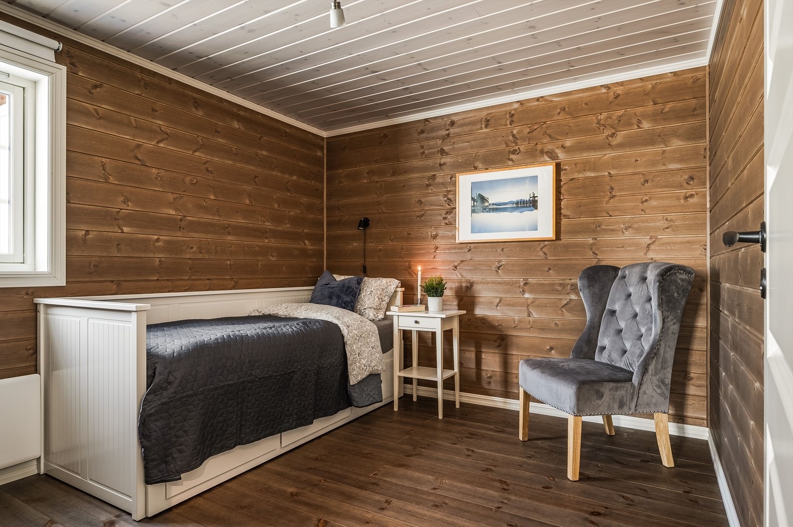 Soverom 2 er også et lunt og fint rom av god størrelse. Soverommet har god standard med flotte mørke tregulv, liggende panel på veggene og skjult elektrisk anlegg. Galleribilde