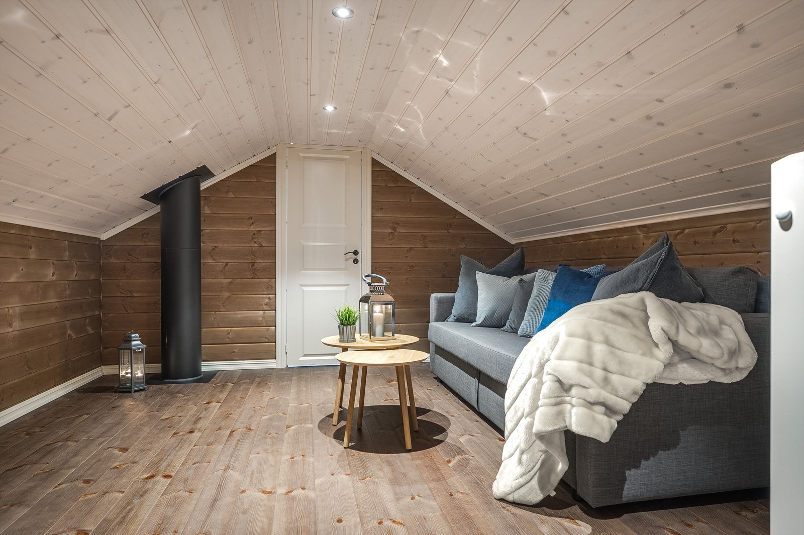 Hytta har også en hems som er innredet med loftstue og 2 soverom. Hemsen har ikke målverdig areal grunnet lav takhøyde, men et gulvareal på ca. 38m². Det gjøres oppmerksom på at rommene på hemsen ikke er godkjent som rom for varig opphold. Galleribilde