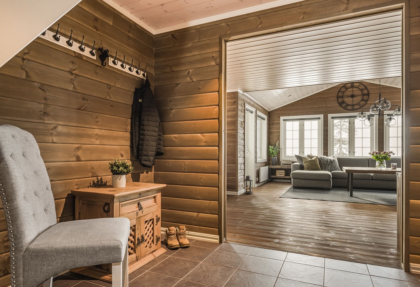 I entréen har du plass til sko og oppheng av yttertøy. God standard fra 2018 med flislagt gulv med gulvvarme, lun panel på veggene, skjult elektrisk anlegg og downlights i himlingen. Galleribilde