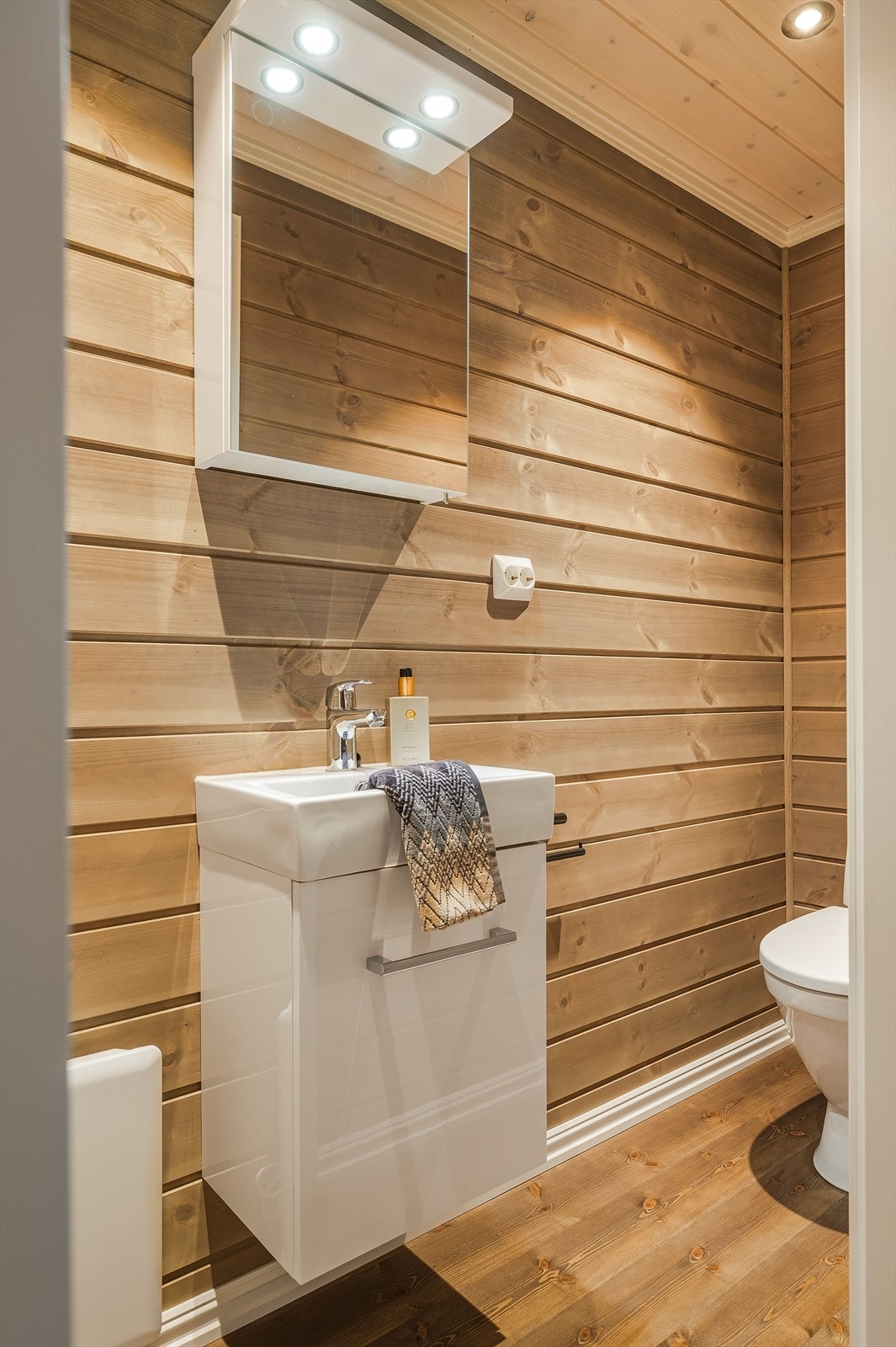 Hytta har også et fint og praktisk ekstra toalettrom. Rommet har god standard med tregulv, panel på veggene, downlights i himlingen og elektrisk vifte. Galleribilde