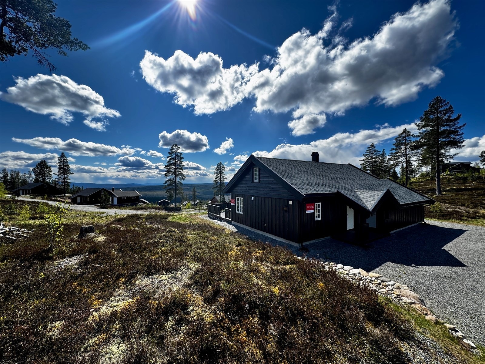 En meget flott hytte fra 2018 som har yttervegger kledd med villmarkspanel. Utenfor hytta er det en stor terrasse på ca. 45 kvm med svært gode solforhold og nydelig utsikt. Galleribilde