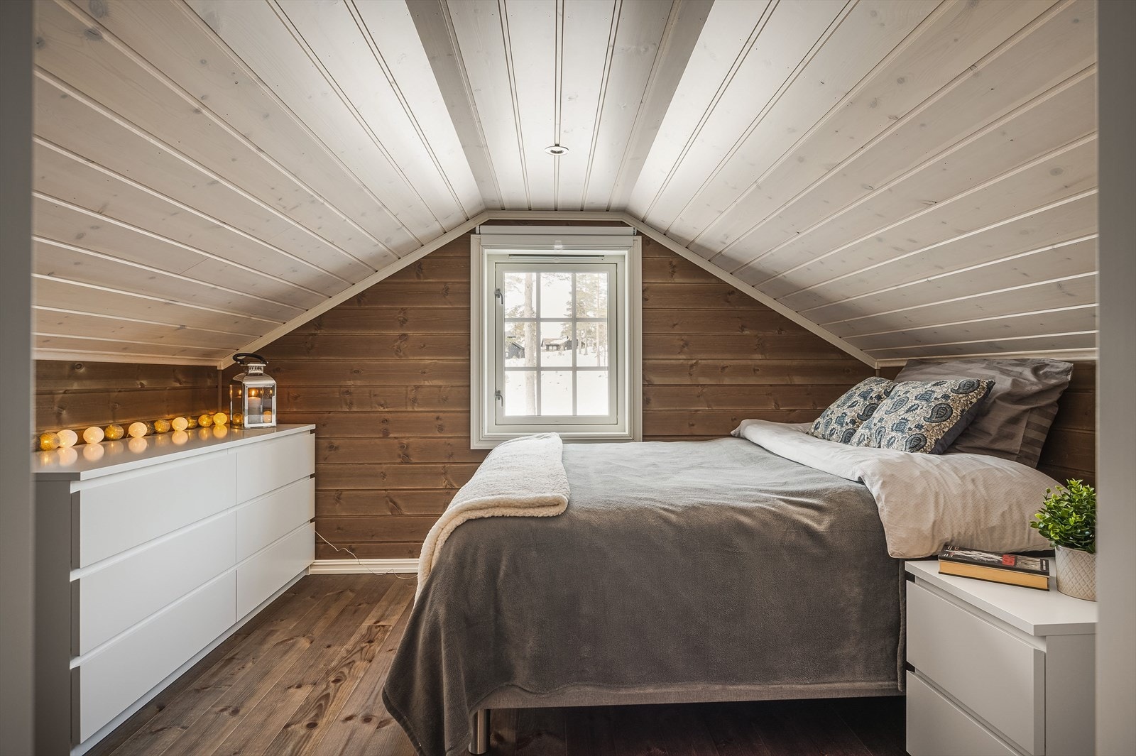 Hemsrom benyttet som soverom 3. Rommet er i dag innredet med en dobbeltseng med tilhørende nattbord og kommoder for oppbevaring. Det gjøres oppmerksom på at rommene på hemsen ikke er godkjent som rom for varig opphold. Galleribilde