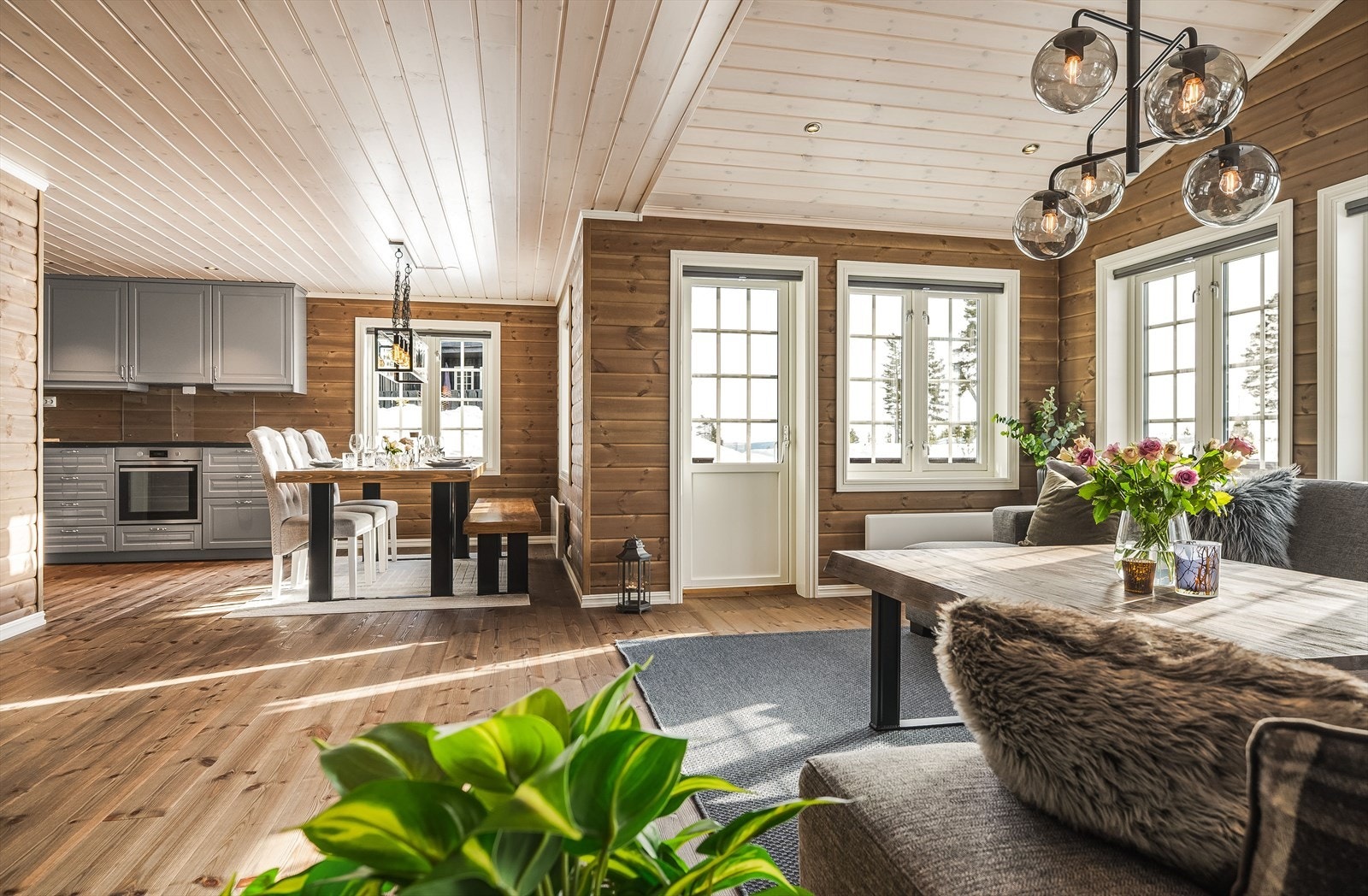 Stuen har høy standard med pent enstavs tregulv, lun panel på veggene, skjult elektrisk anlegg og downlights i himlingen. Galleribilde