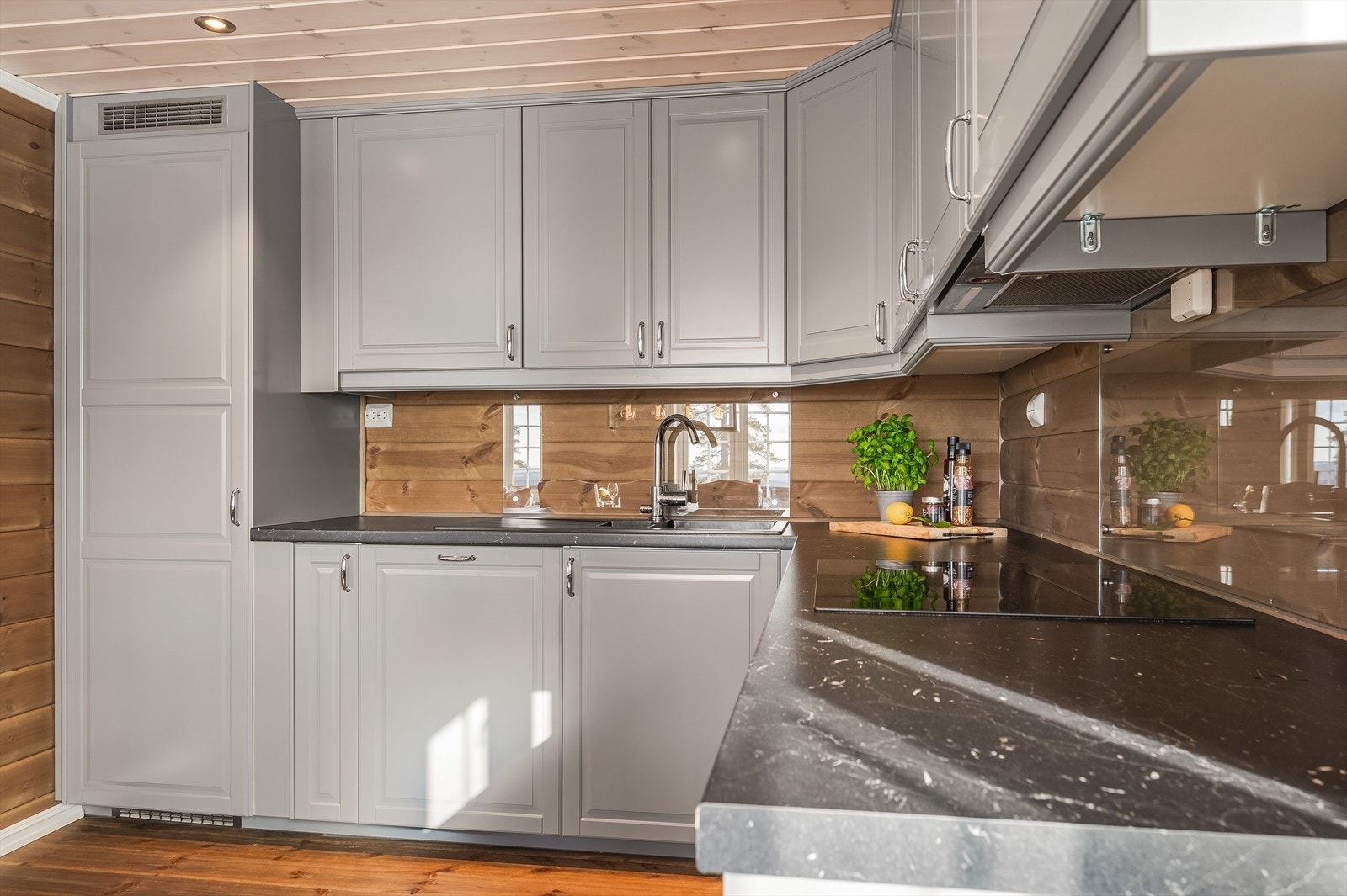 Flott kjøkkeninnredning fra 2018 med god skap- og benkeplass. Kjøkkenet er fullt utstyrt med integrerte hvitevarer som medfølger i handelen. Det er også montert komfyrvakt og lekkasjestopper. Galleribilde