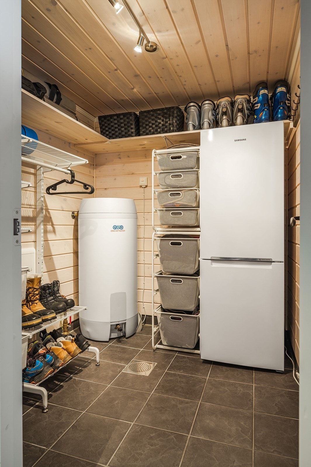 Fra entréen er det adkomst til teknisk rom/bod med flislagt gulv. Her har du også god oppbevaringsplass med hyller, kurver og oppheng. I tillegg er det utvendig bod på 11m² ved inngangspartiet. Galleribilde