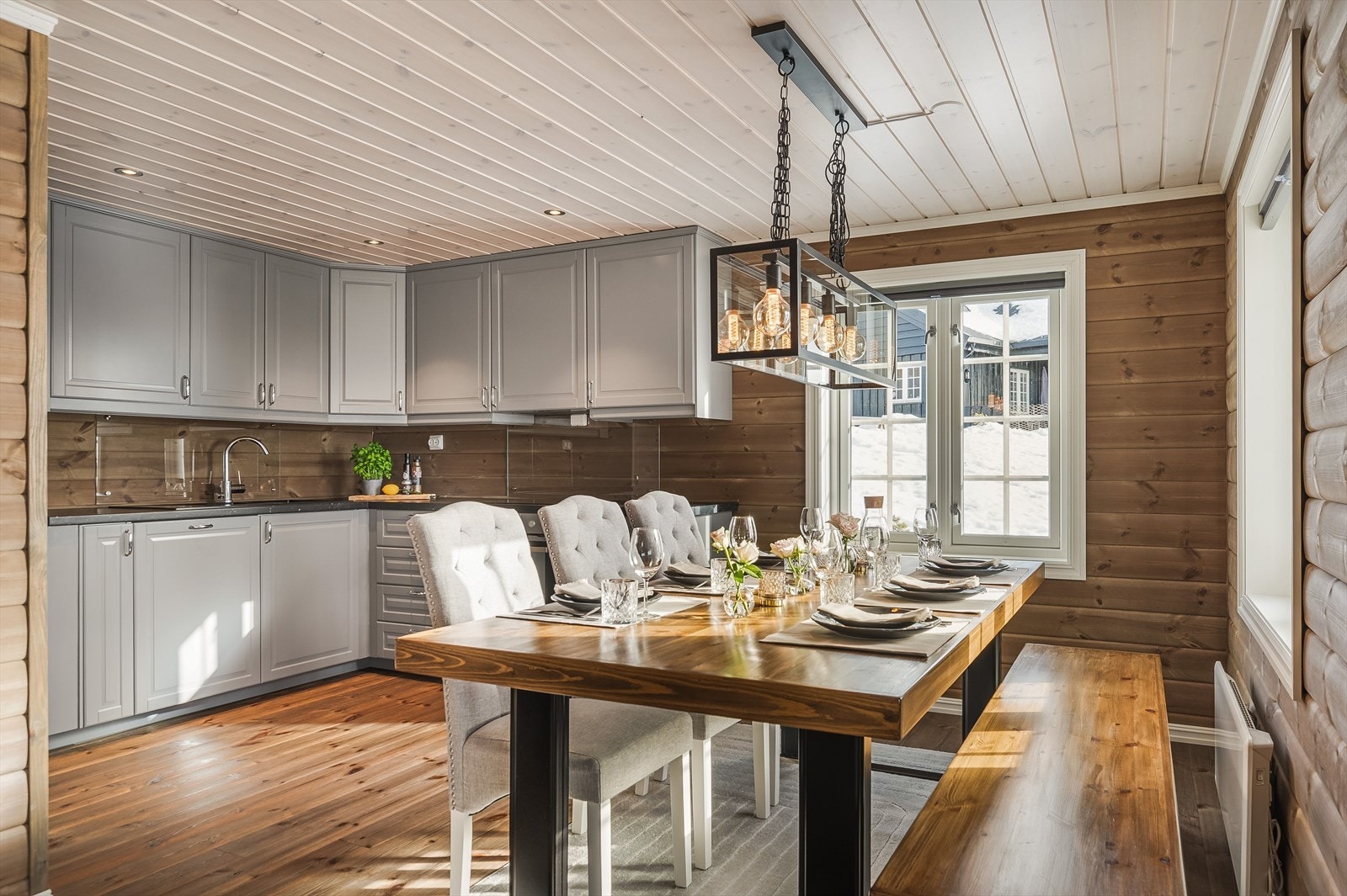 I tilknytning til kjøkkenet har du naturlig plass til et stort spisebord. Her ligger alt til rette for hyggelig stunder med familie og venner! Galleribilde