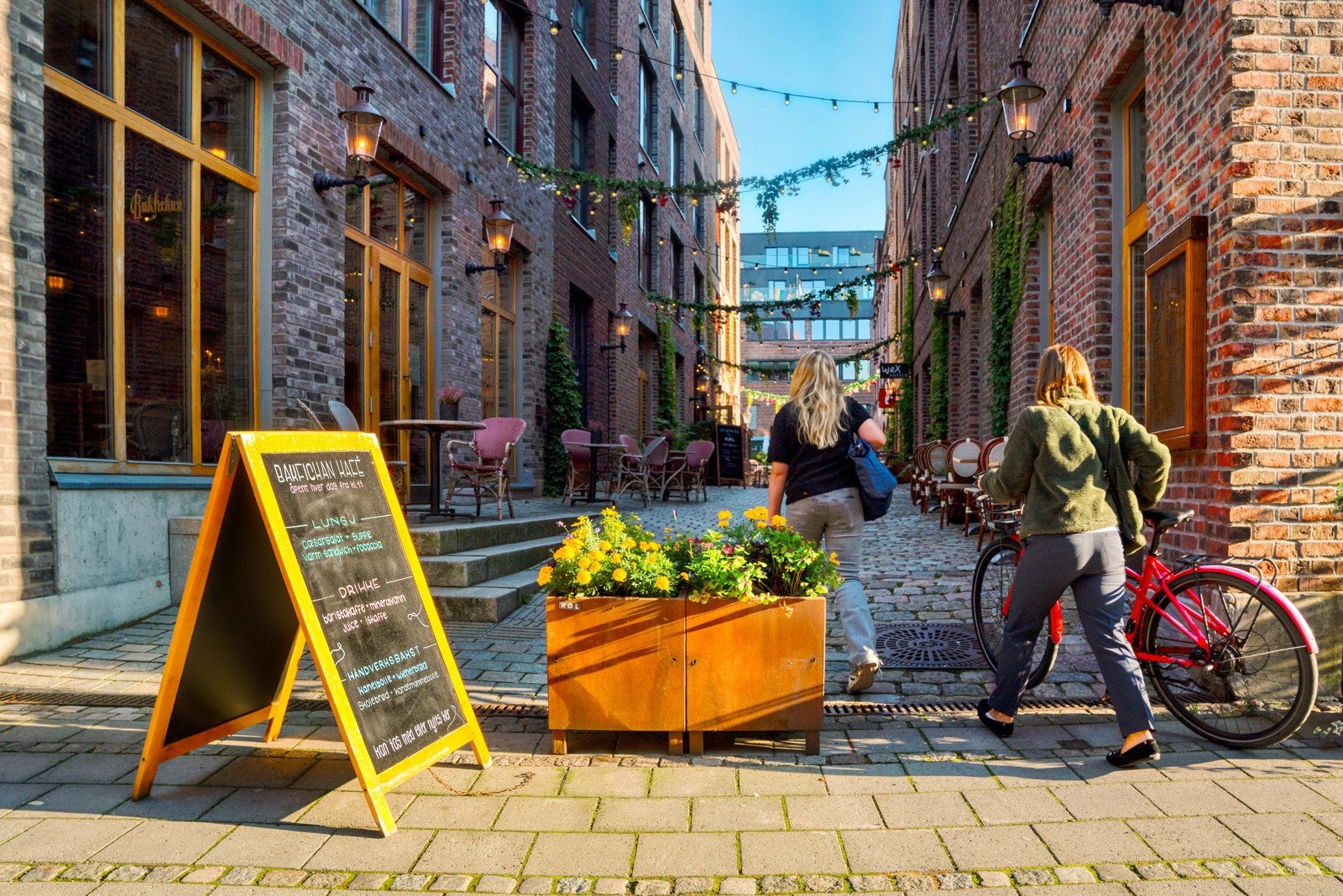 Nygaardsplassen er omgitt av ny, moderne teglsteinsbebyggelse som danner smug og passasjer med restauranter, caféer, barer og butikker. Galleribilde