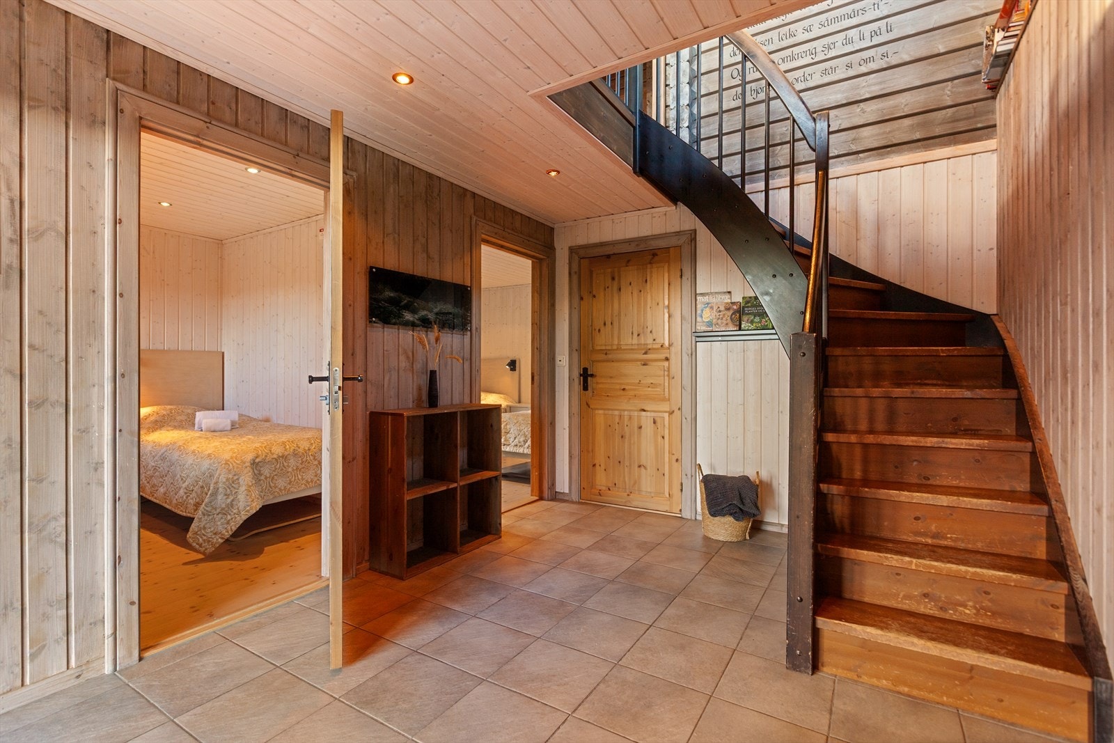 Romslig inngangsparti med god plass til oppbevaring av yttertøy. Galleribilde