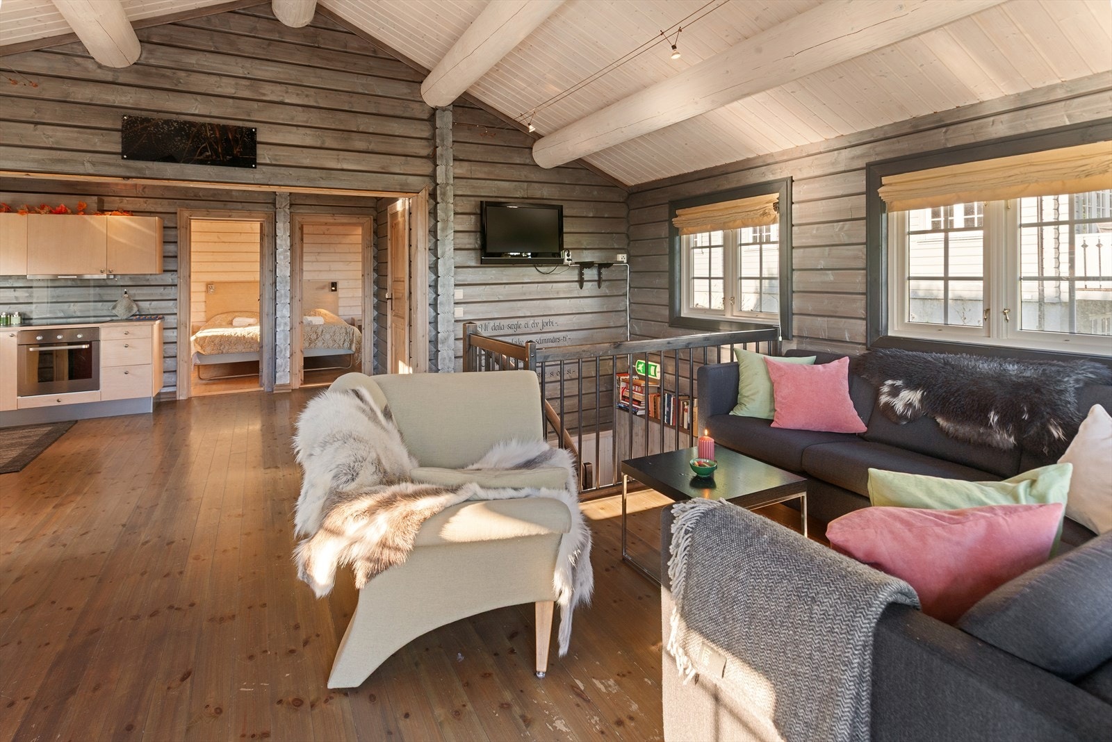 Her får du en rekke kvaliteter som god takhøyde, lekre detaljer og godt med innlys fra de store vindusflatene. Galleribilde