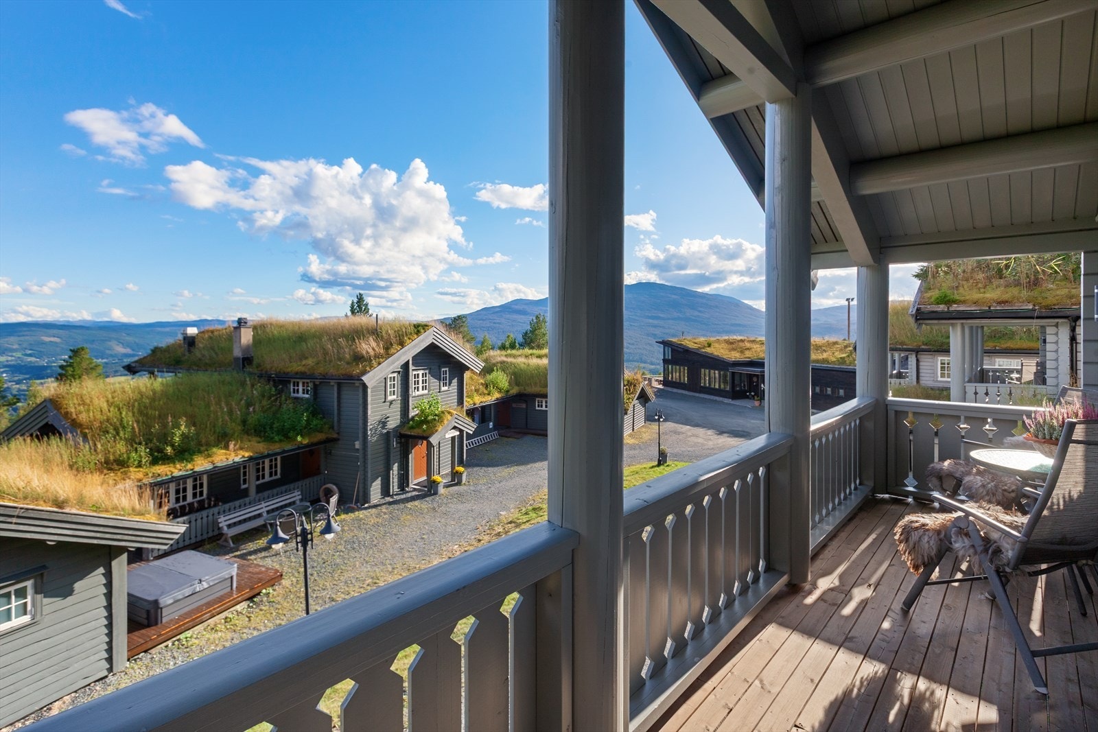 På terrassen har man god plass til ønsket utemøblement. Galleribilde
