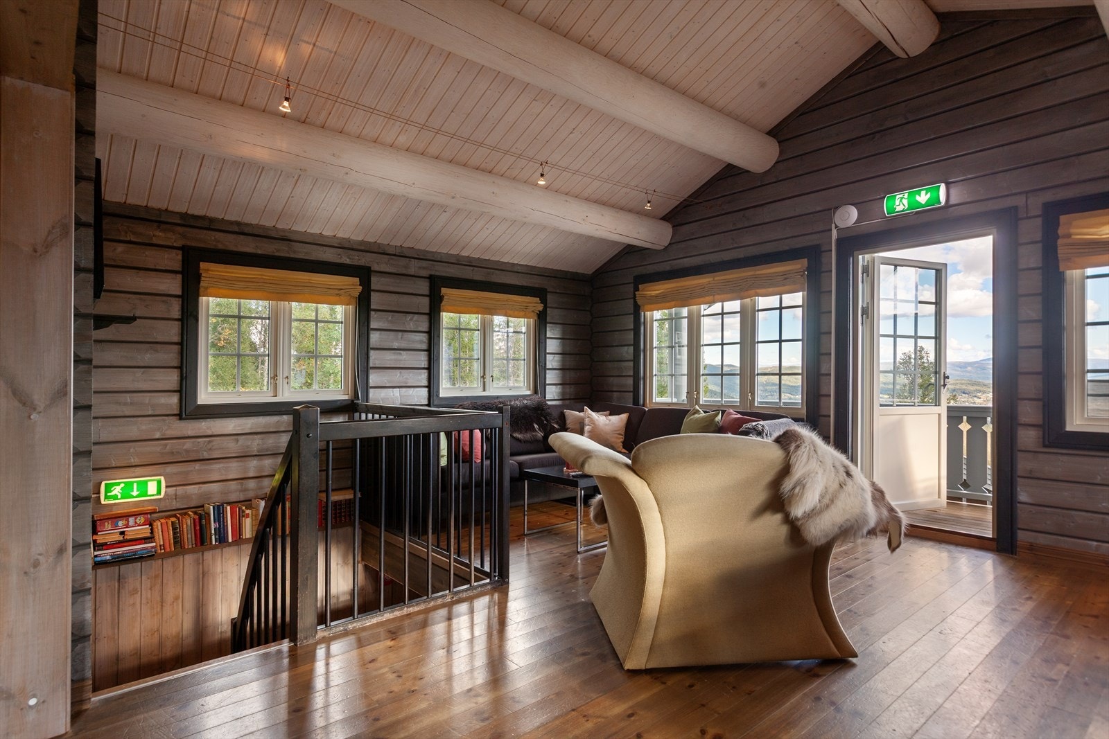 Fra terrassen kommer man til en stor stue på romslige 38 kvm. Galleribilde