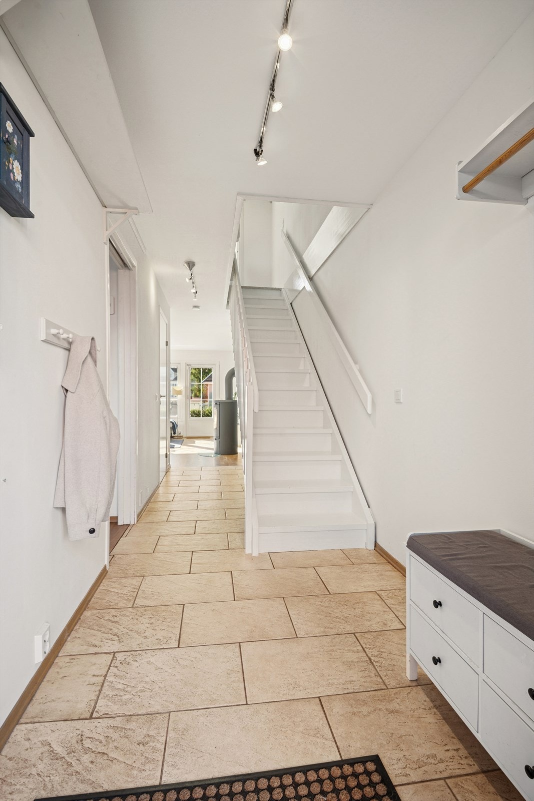 Fra entrèn ser man inn i stuen og trappeoppgang til 2. etasje Galleribilde