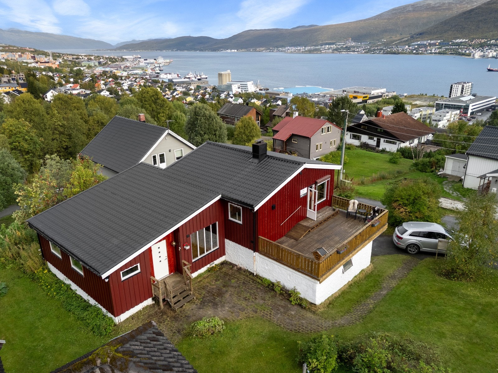 Inngangen til boligen er delvis overbygd og det er lagt ned stein på plassen utenfor.