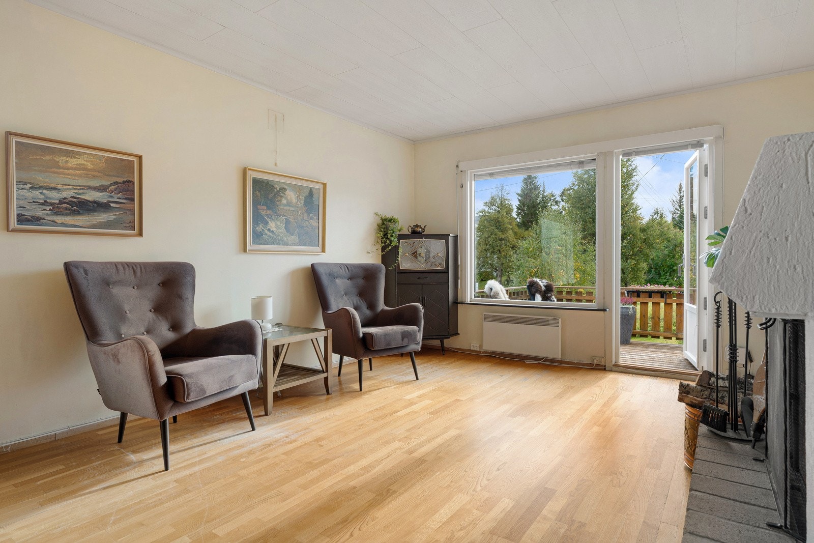 Store vindusflater sikrer rikelig med lysinnslipp.