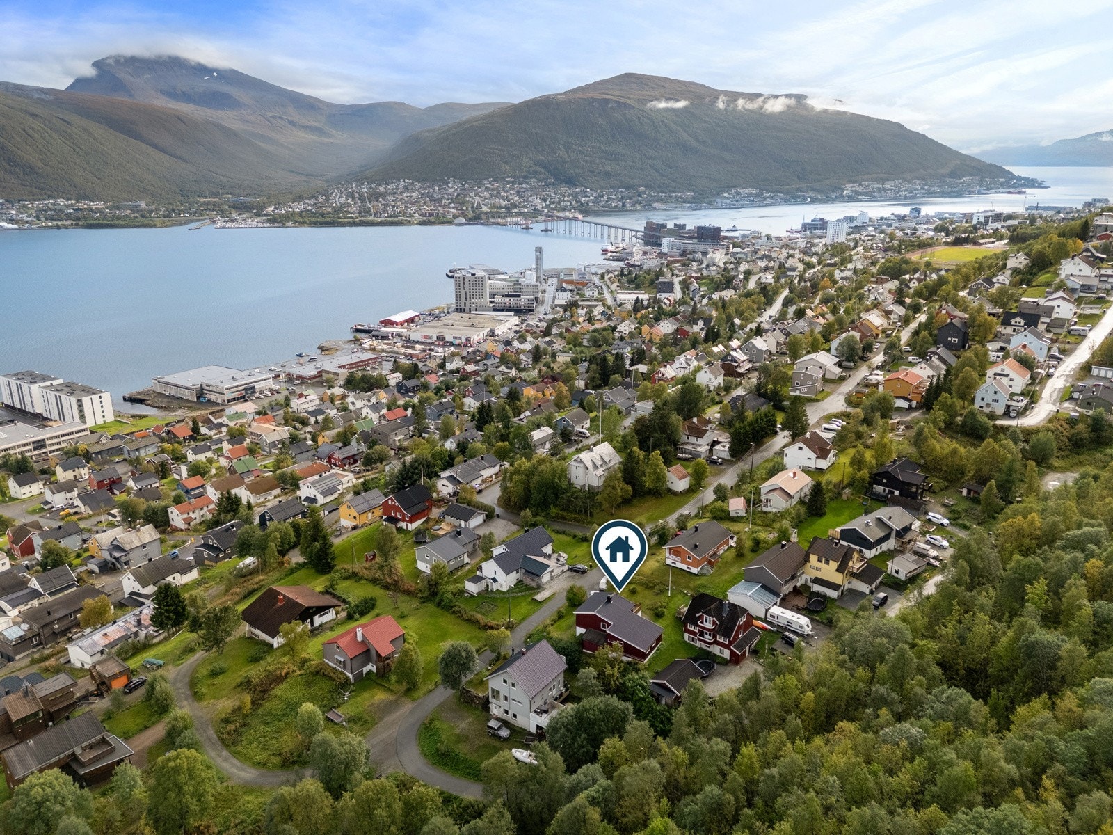 En koselig og eldre enebolig i rolige og barnevennlige omgivelser, nært UiT/UNN, friareal og Tromsø sentrum.