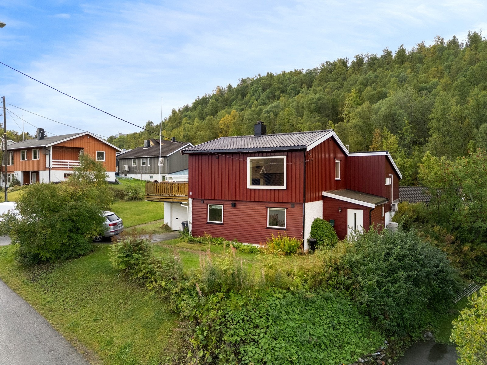 Kjeller har inngang på nedsiden av huset i tilbygg (forholdet er ikke omsøkt).