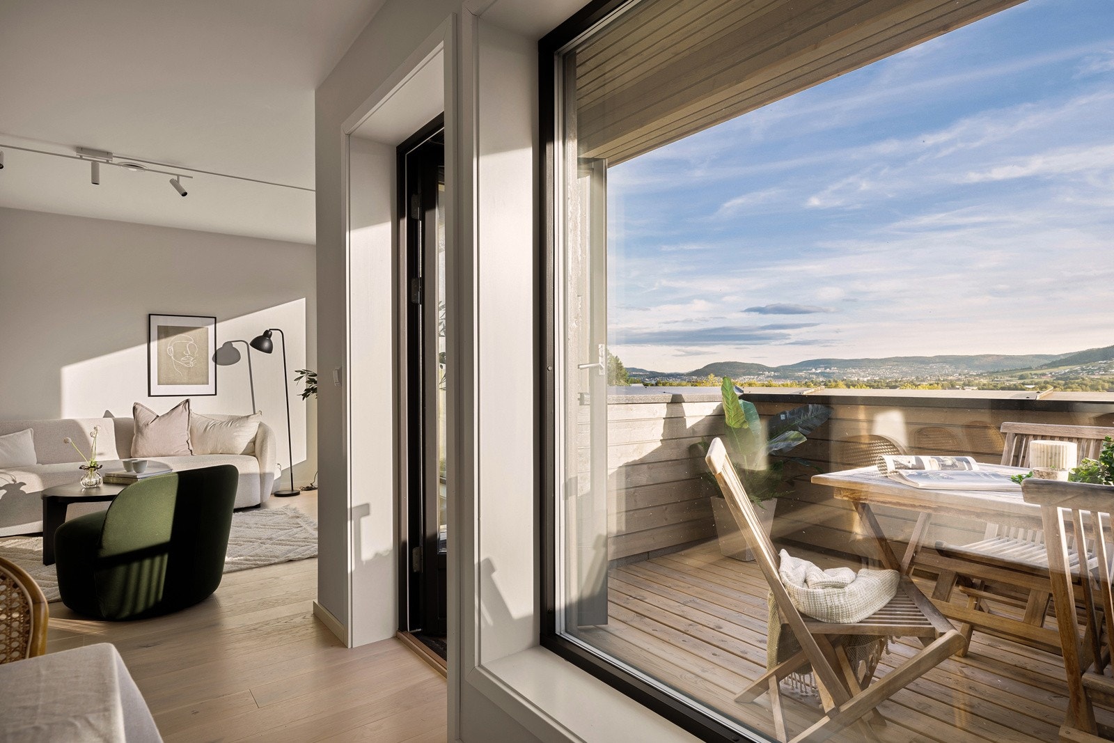 Alle 3 etasjer har utgang til uteareal. Bilde fra SN31. Planløsning/utsikt vil avvike. Galleribilde