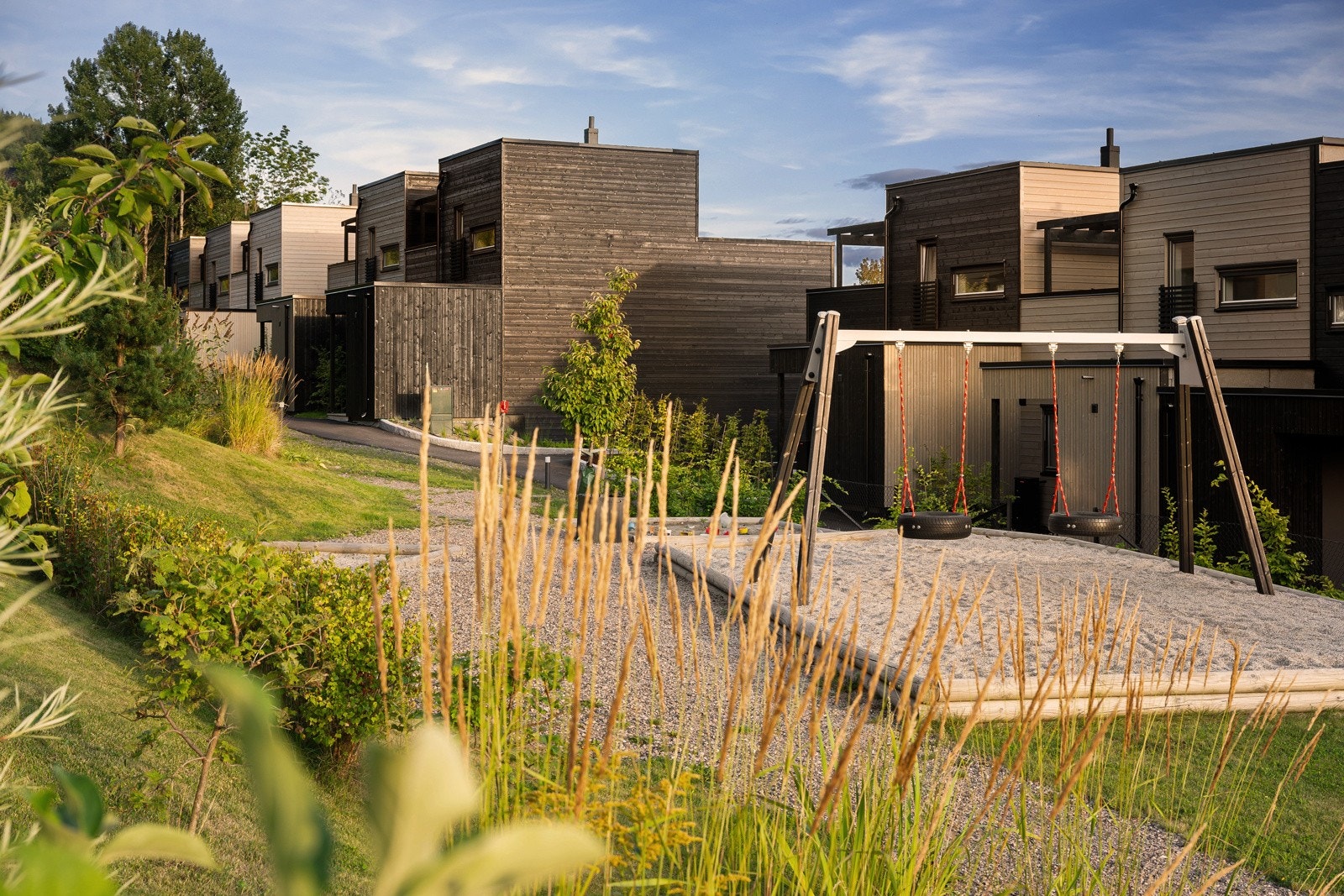 Flere husker, lekestativer og ballbinge. Galleribilde