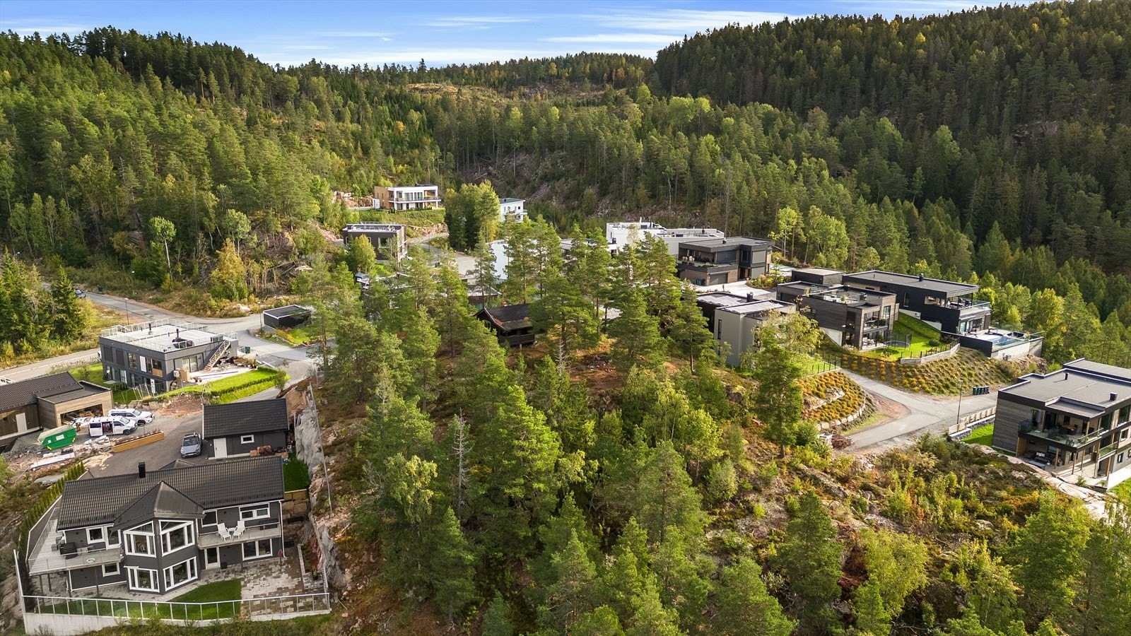 Eiendommen ligger i et område regulert for oppføring av enebolig eller tomannsbolig. Galleribilde