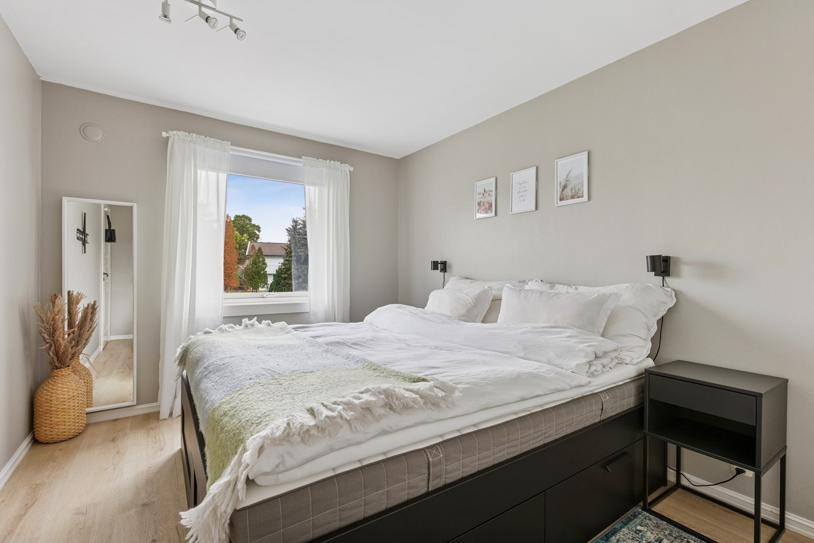 Stort hovedsoverom med god plass til stor seng og garderobe Galleribilde
