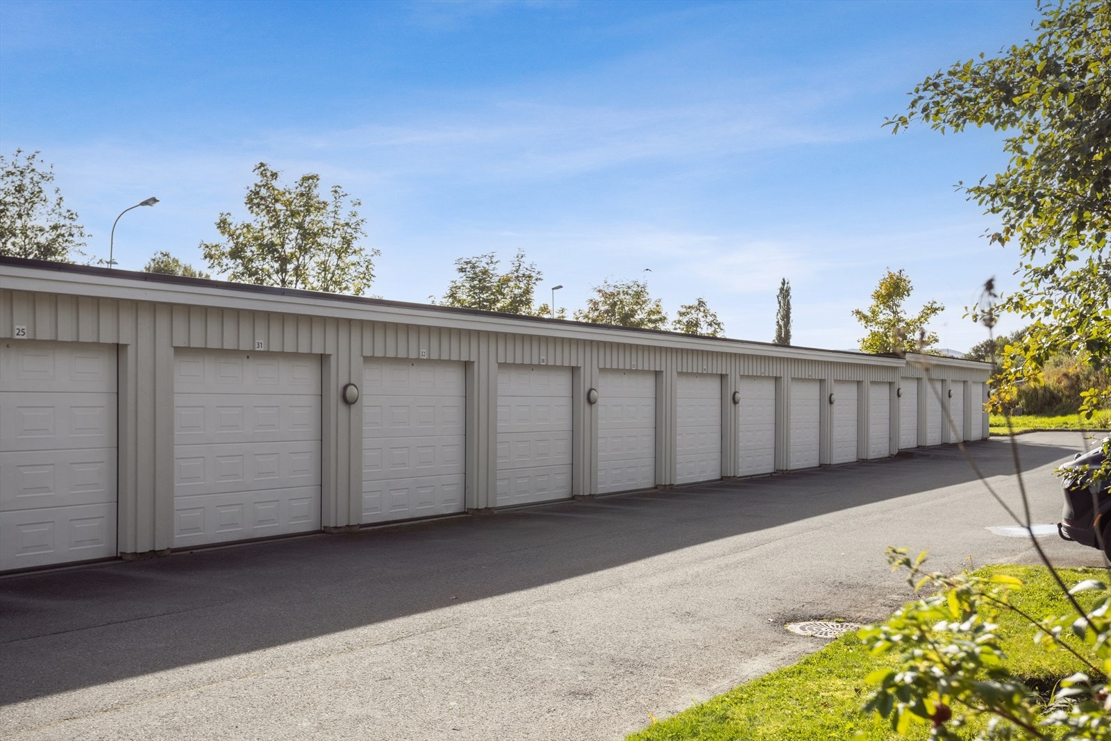 Leiligheten har egen garasje med mulighet for elbil-lader. Galleribilde