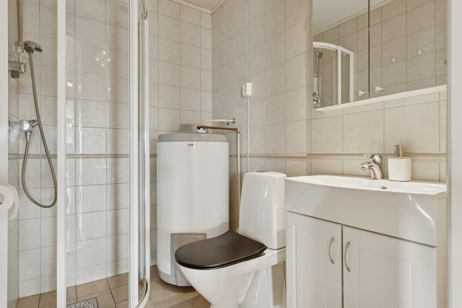 Bad nr. 2 er på 3m² og inneholder servant, dusjhjørne, toalett og VVB. Galleribilde