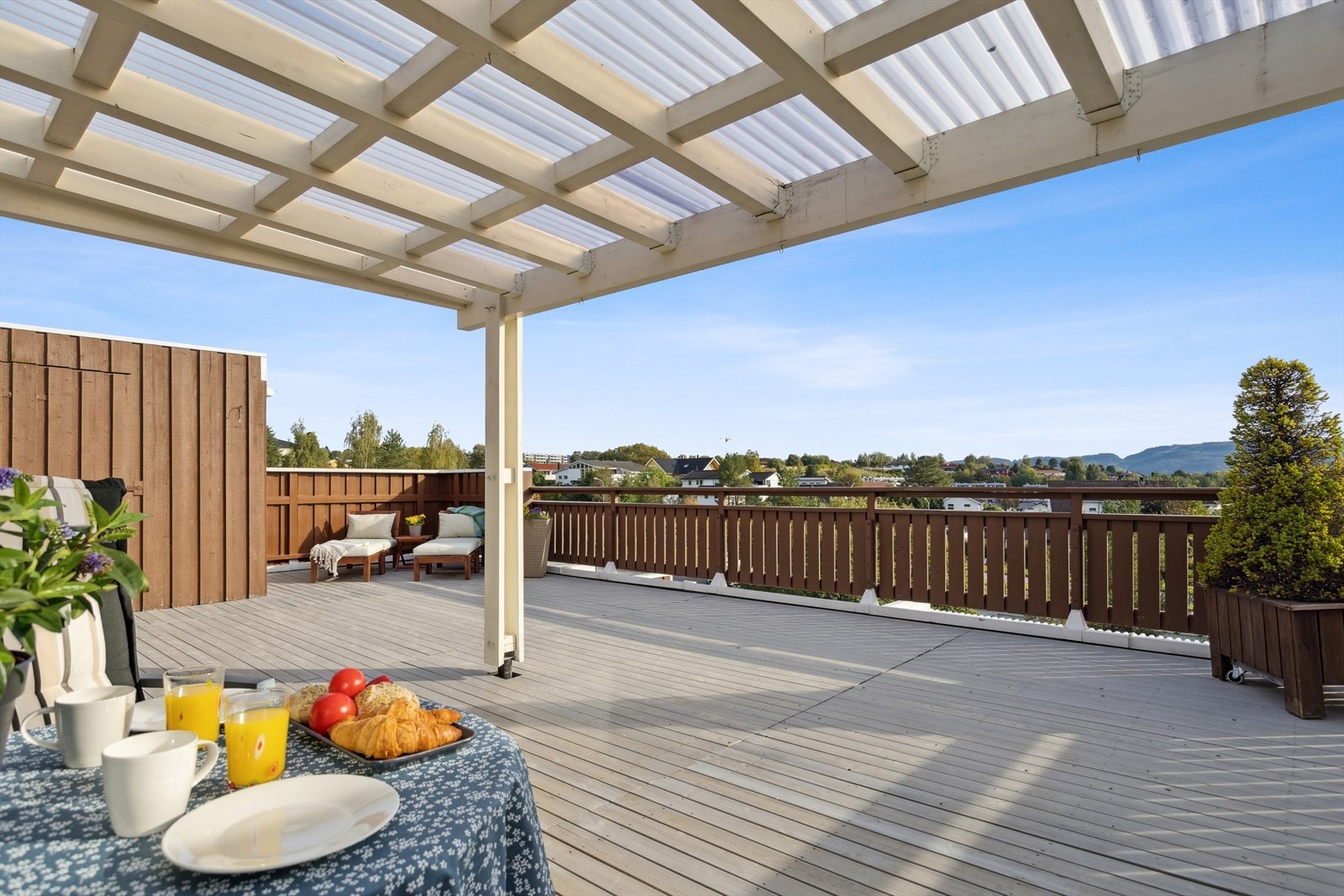 Leiligheten har en fantastisk terrasse på 57m² med delvis overbygg og flott utsikt. Galleribilde