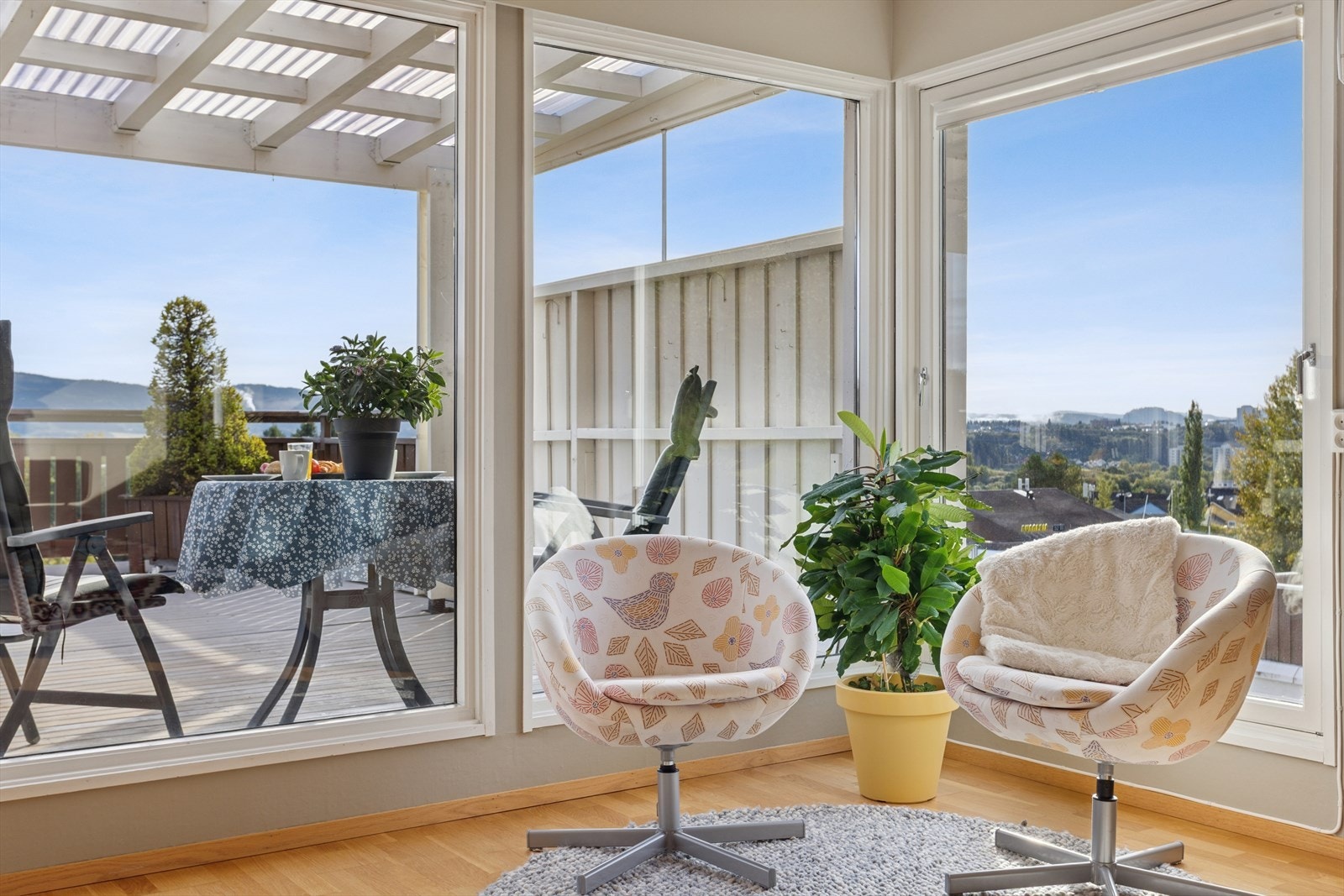 Flott utsikt fra stue med store vindusflater i flere retninger. Galleribilde