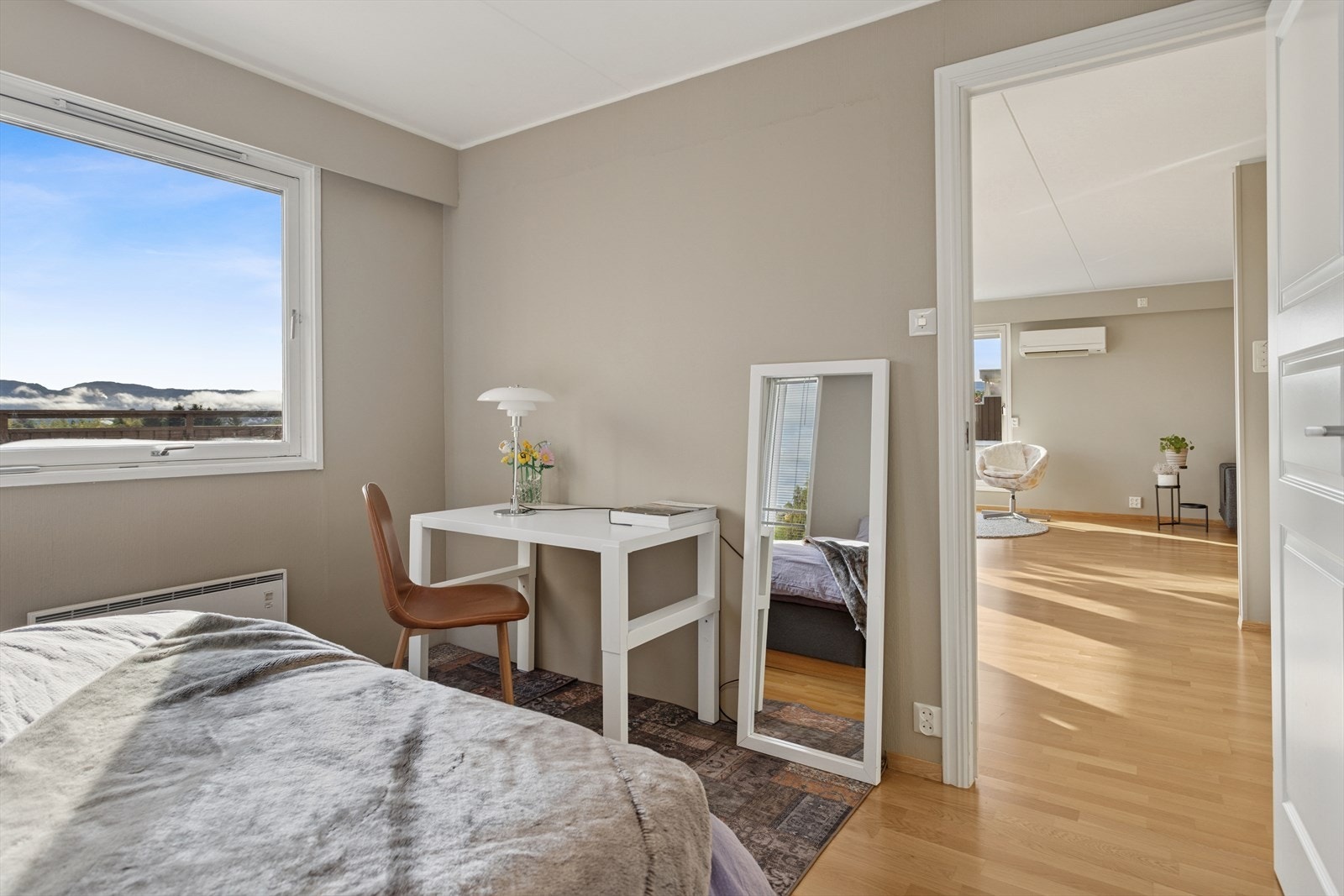 Fra soverommet har man flott utsikt og tilhørende garderoberom. Galleribilde