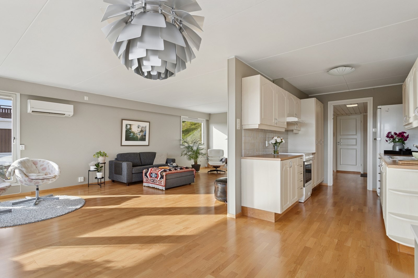 God plass til stort spisebord i overgangen mellom stue og kjøkken. Galleribilde