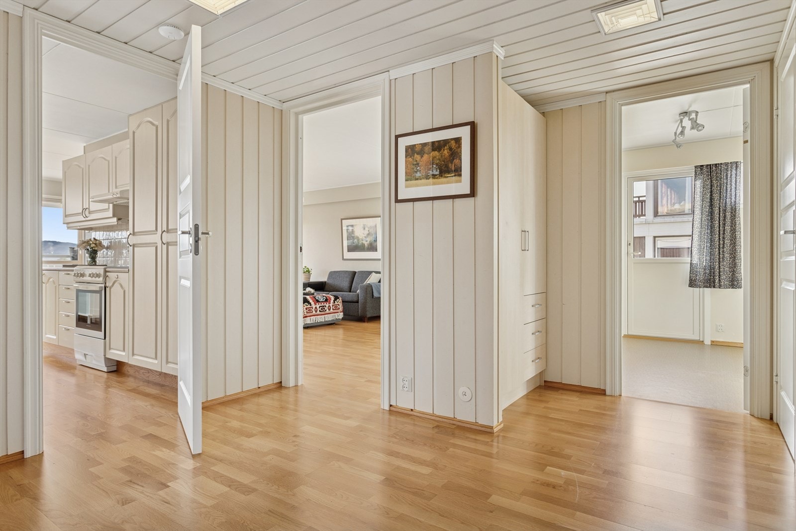 Leiligheten har en flislagt entré på 1,9m² og en romslig gang på 10,2m² med god plass til oppbevaring av yttertøy. Galleribilde